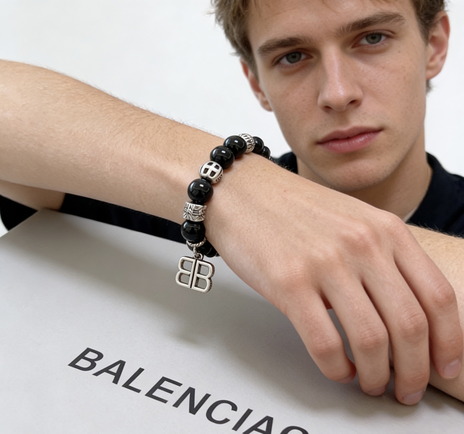 Balenciaga 精工版本天然石黑玛瑙巴黎世家手链