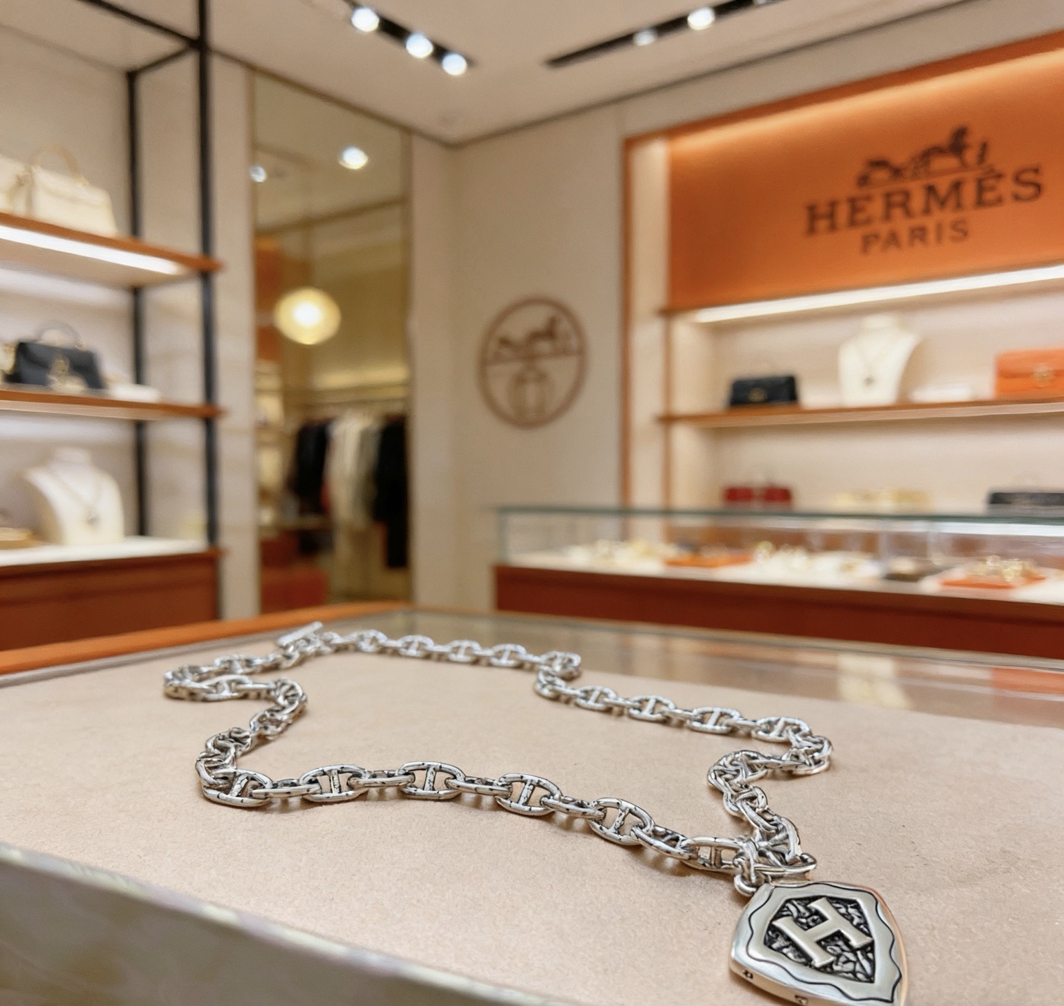 Collier pendentif Hermes Chaine d Ancre Shield H vintage en métal argenté avec détails vieillis sans pierres précieuses 50 cm