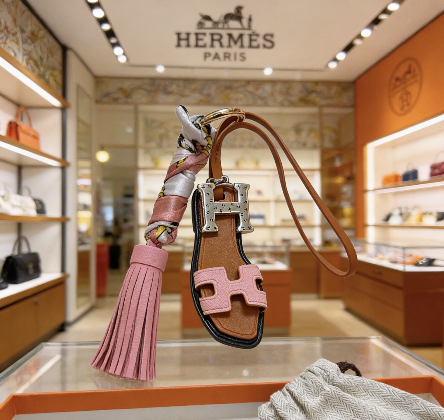Hermes Oran Sandal Tassel Key Charm pingente de metal dourado couro granulado rosa couro liso bronzeado acabamento de borda preta sarja de seda multicolor 12 cm de comprimento total da pulseira