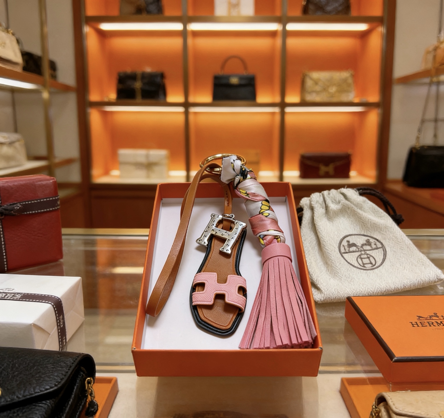 Hermes Oran Sandal Tassel Key Charm pingente de metal dourado couro granulado rosa couro liso bronzeado acabamento de borda preta sarja de seda multicolor 12 cm de comprimento total da pulseira