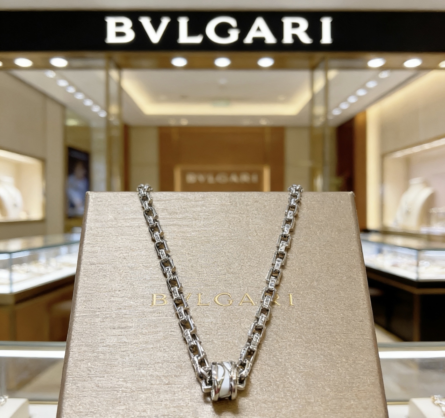 NO:755008,Batch Bulgari necklace V gold material BVLGARI BVLGARI DIVAS’ DREAM series The appearance is perfect, the details are invincible, the unique color is completely impeccable, and it is decorated with a classic ring shape design, which is simple yet elegant and eye-catching. The combination of V gold is more elegant, and the upper body is elegant and attractive. Same style for men and women. Bvlgari necklaces, jewelry boutiques, bottega veneta, bvlgari, bvlgari, necklace19860909批 宝格丽项链V金材质 BVLGARI宝格丽 DIVAS‘ DREAM 系列 品相完美,细节无敌,那种独特的色泽完全无可挑剔,再缀以经典指环外形设计,简约之余却又优雅夺目,V金的组合更显气色,上身雅致动人.男女同款 宝格丽项链,饰品精品,bottega veneta,bvlgari,bvlgari,necklace,Jewelry