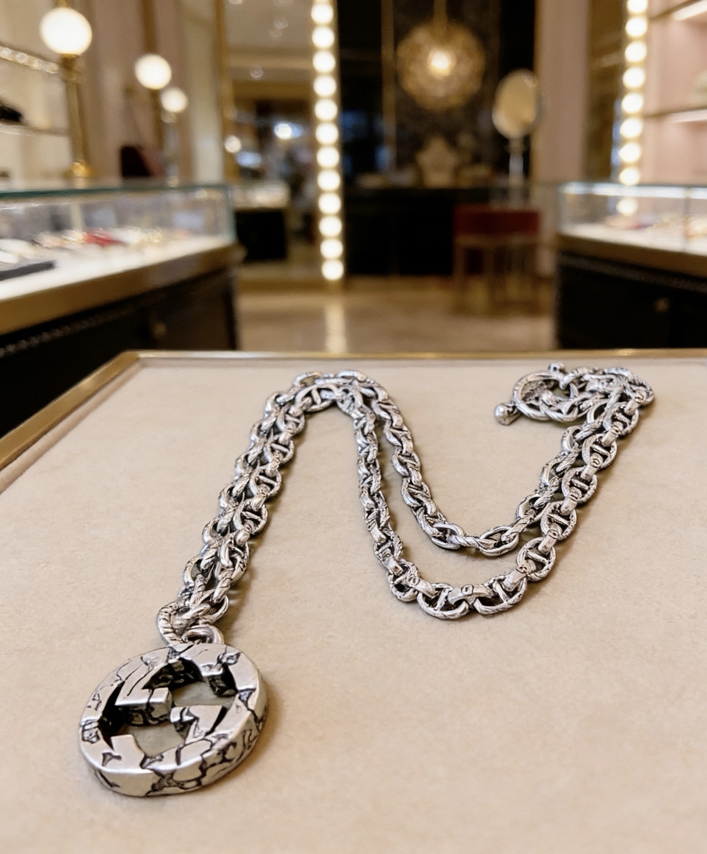 NO:755016,Batch, do not explode, do not post, Douyin is the first choice for Internet celebrities to bring goods. The latest chain of Gucci necklace is of higher quality. The same style as the Anger Forest series double G Gucci art style retro necklace for celebrities. It makes the high-end clothes more elegant. It has more brand and personality when going out. The details are distressed and not available in the market. The glossy version. This one has been released. The best-selling model in Gucci. Very easy to match, fine jewelry, gucci, necklace.19860909批 不爆不发 抖音带货网红首选 古驰项链最新款链条档次更高明星同款Anger Forest系列双g古驰艺术风格复古项链 让高档的衣服搭配更有气质 出去更有牌面和个性 细节对版做旧处理 非市面亮面版型 这款一直在出 古驰里面热卖款 非常好搭配,饰品精品,gucci,necklace,Jewelry