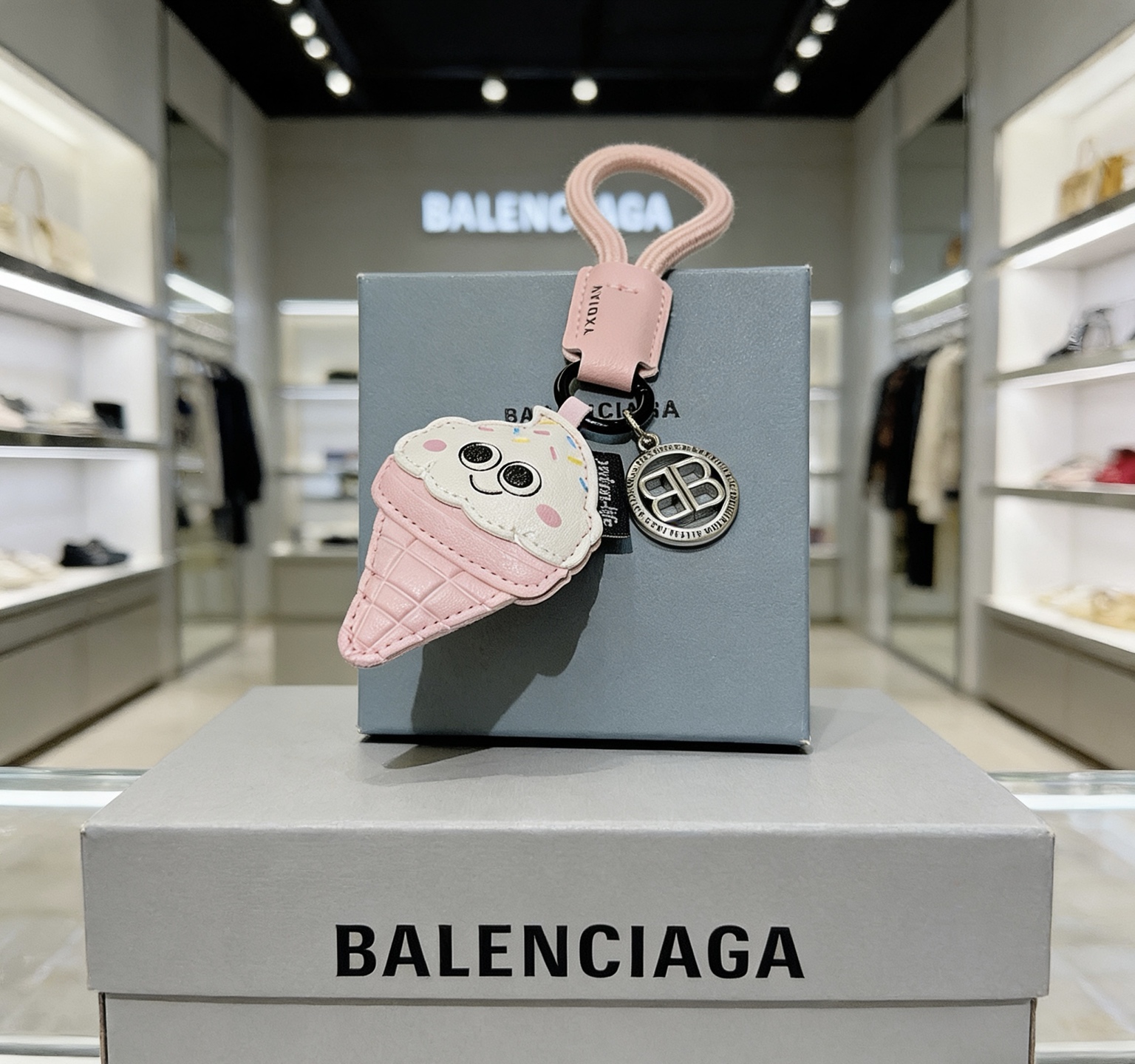 NO:755057,The first batch of new products released Balenciaga bag charm keychain Balenciaga keychain The latest bag charms are of a higher grade and are the same style as celebrities Classic co-branded design concept keychain series The details are distressed and not available in the market Glossy version This one has been on the market. The best-selling model in Balenciaga. Very good match with trendy backpacks, jewelry boutiques, balenciaga, backpacks, keychain19860909批新品发布 巴黎世家包包挂饰钥匙扣 巴黎世家钥匙扣 最新款包包挂饰档次更高明星同款 经典款联名设计理念钥匙扣系列 细节对版做旧处理 非市面亮面版型 这款一直在出 巴黎世家里面热卖款 非常好搭配潮流背包,饰品精品,balenciaga,backpacks,keychain,Jewelry