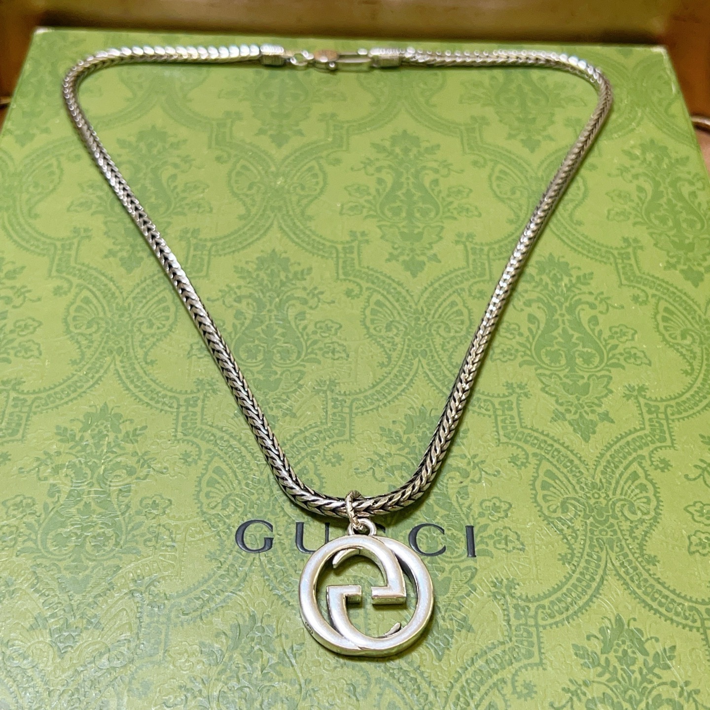 NO:755070,Batch, do not explode, douyin is the first choice for Internet celebrities to bring goods. The latest chain of Gucci necklaces is of higher quality. The same style as the Anger Forest series double g design concept retro pattern necklace for celebrities. It makes high-end clothes more elegant and more brand-like and personalized when going out. The details are distressed. The non-market glossy version. This one has been out. The best-selling model in Gucci. Very easy to match, fine jewelry, gucci, necklace.19860909批  不爆不发 抖音带货网红首选 古驰项链最新款链条档次更高明星同款Anger Forest系列双g设计理念复古图案项链 让高档的衣服搭配更有气质 出去更有牌面和个性 细节对版做旧处理 非市面亮面版型 这款一直在出 古驰里面热卖款 非常好搭配,饰品精品,gucci,necklace,Jewelry