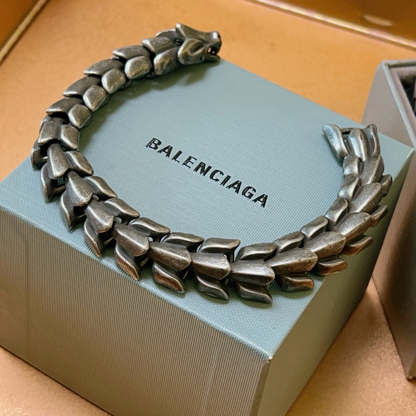 NO:755042,Batch. Original new product Balenciaga Bracelet Balenciaga Bracelet Counter Same Balenciaga Bracelet Men's hot model shipped Unique design avant-garde A must-have for men!  Retro old design, no oxidation or fading, fine jewelry, balenciaga, balenciaga, bracelet19860909批. 原单货新品 巴黎世家手链Balenciaga手链专柜一致巴黎世家手链 男士火爆款出货 设计独特 前卫 男士必备！复古做旧设计 任带不氧化不退色,饰品精品,balenciaga,balenciaga,bracelet,Jewelry