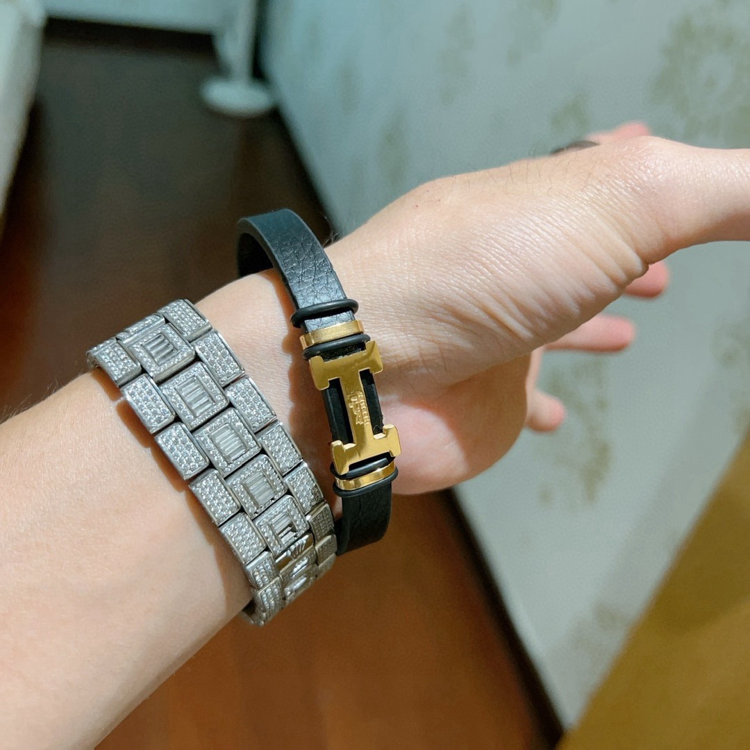 Hermès 新品发售 爱马仕手绳手环最新款纯手工头层牛皮材质档次更高 H系列系列 款系列手链手绳