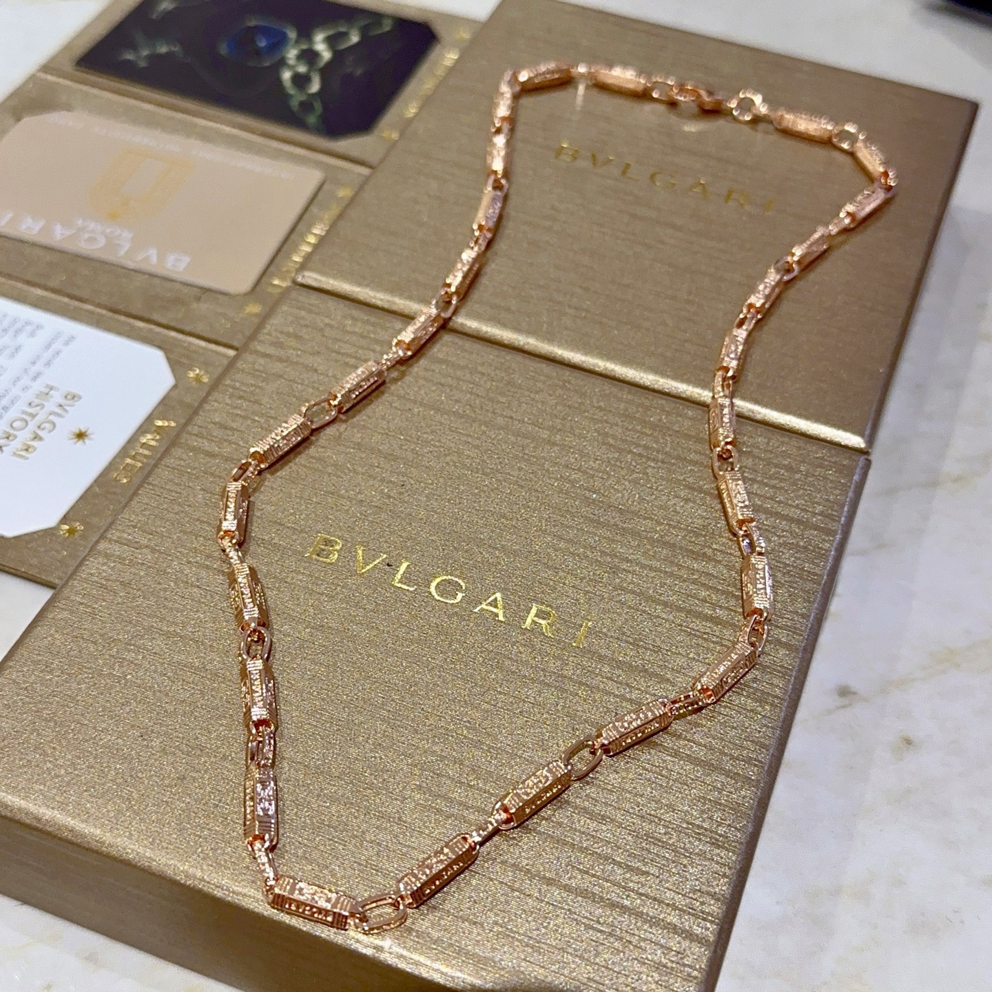 NO:755100,Batch. Bulgari necklace V gold material BVLGARI BVLGARI DIVAS’ DREAM series The appearance is perfect, the details are invincible, the unique color is completely impeccable, and it is decorated with a classic ring shape design, which is simple yet elegant and eye-catching. The combination of V gold is more elegant, and the upper body is elegant and attractive. Same style for men and women. Bulgari necklaces, jewelry boutiques, bottega veneta, bvlgari, bvlgari, necklace19860909批.宝格丽项链V金材质 BVLGARI宝格丽 DIVAS‘ DREAM 系列 品相完美,细节无敌,那种独特的色泽完全无可挑剔,再缀以经典指环外形设计,简约之余却又优雅夺目,V金的组合更显气色,上身雅致动人.男女同款 宝格丽项链,饰品精品,bottega veneta,bvlgari,bvlgari,necklace,Jewelry