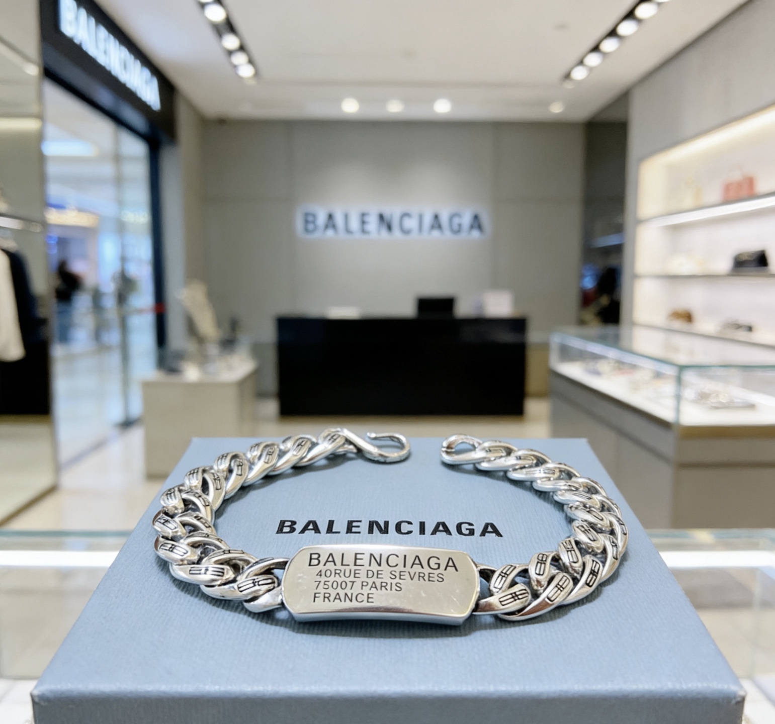 NO:755168,Batch. Original new product Balenciaga Balenciaga Bracelet Counter Same Balenciaga Bracelet Men's hot model shipped Unique design avant-garde A must-have for men and women!  Size 18.20.22.24cm, fine jewelry, balenciaga, balenciaga, bracelet19860909批. 原单货新品 巴黎世家 Balenciaga手链专柜一致巴黎世家手链 男士火爆款出货 设计独特 前卫 男女必备！码数18.20.22.24cm,饰品精品,balenciaga,balenciaga,bracelet,Jewelry
