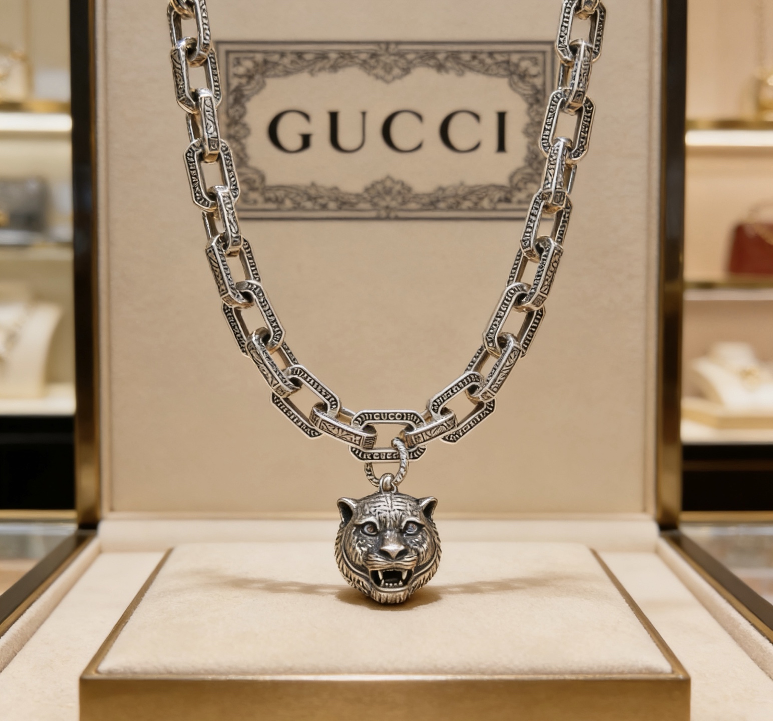 NO:755104,Batch. The latest Gucci bracelet is the latest classic model. It is exquisite regardless of style and texture. It is absolutely top-notch. You can understand the original logo at a glance. It is super nice. It is the best choice for matching clothes. It is a must-have artifact for men and women. Size 17.18.19.20.21.22.23.24 cm, fine jewelry, gucci, gucci, bracelet19860909批. 最新出炉 Gucci古驰手链最新款的经典款 精致无论款式 质感 都是绝对的顶尖feel 只要看一眼就懂了原版logo 超 nice 搭配衣服最佳的选择,男女同款必备神器 码数17.18.19.20.21.22.23.24厘米,饰品精品,gucci,gucci,bracelet,Jewelry