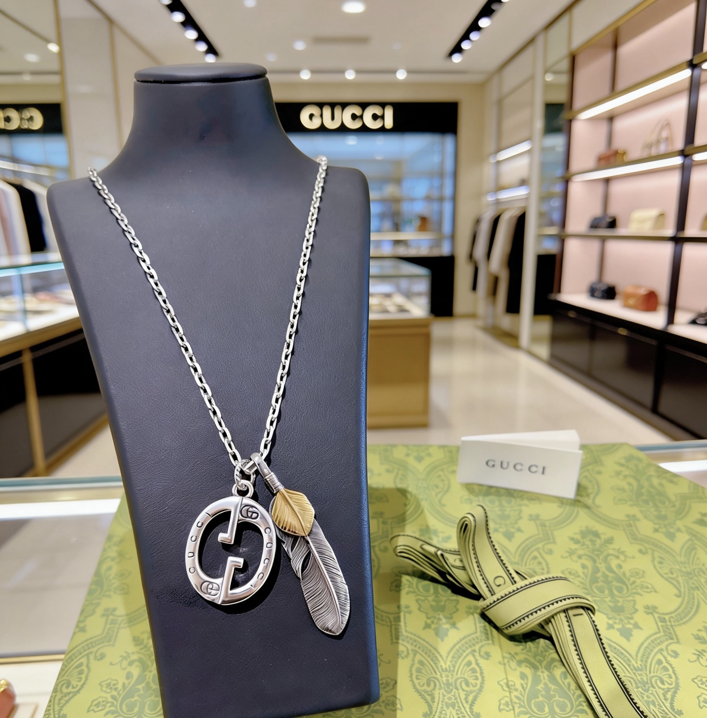 NO:755114,Batch of new products released. The latest chain of Gucci necklace has a higher grade. The same style as the star Anger Forest series. Double G classic Gucci top model. Artistic design concept. Palace necklace series. Retro literary necklace. Clothes instantly feel high-end. Details are matched with K gold processing. Non-market shiny version. This one has been out. It is a best-selling model in Gucci. It is very good to match with trendy clothes, fine jewelry, gucci, necklace.19860909批新品发布 古驰项链最新款链条档次更高明星同款Anger Forest系列双G经典款古驰上衣模型艺术设计理念宫廷项链系列复古文艺项链服饰瞬间高级感 细节对版K金处理 非市面亮面版型 这款一直在出 古驰里面热卖款 非常好搭配潮流衣服,饰品精品,gucci,necklace,Jewelry