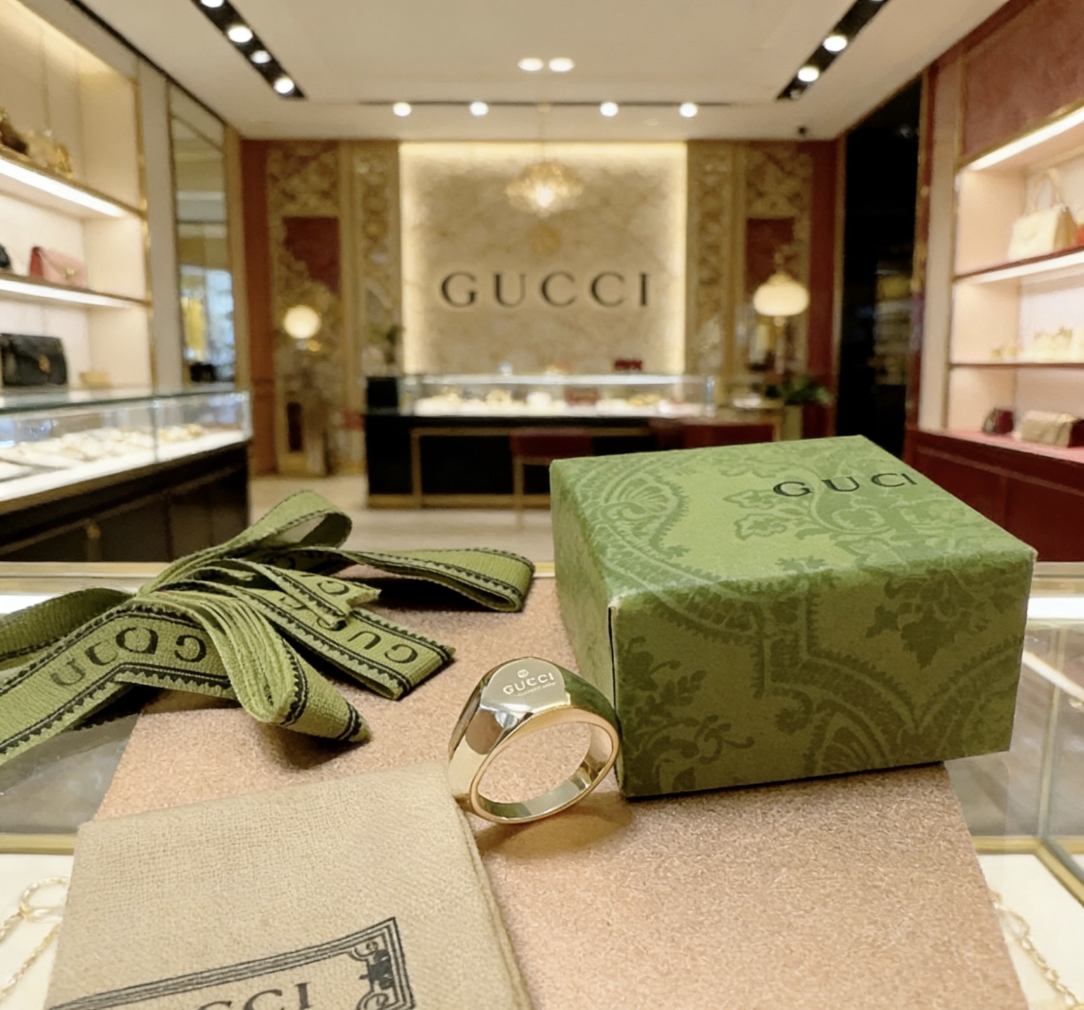 NO:755106,Batch. The latest style of Gucci ring has a higher grade. The same style as the star's Anger Forest series. Double G is purely handmade. Gucci ring. The details are hand-made. The glossy version is always on sale. It is the best-selling model in Gucci. It goes very well with trendy clothes. The size is 6, 7, 8, 9, 10, 11, fine jewelry, gucci, ring.19860909批.古驰戒指最新款款式档次更高明星同款Anger Forest系列双G纯手工制作工艺 古驰戒指 细节对版纯手工处理 亮面版型 这款一直在出 古驰里面热卖款 非常好搭配潮流衣服码数美6 7 8 9 10 11,饰品精品,gucci,ring,Jewelry