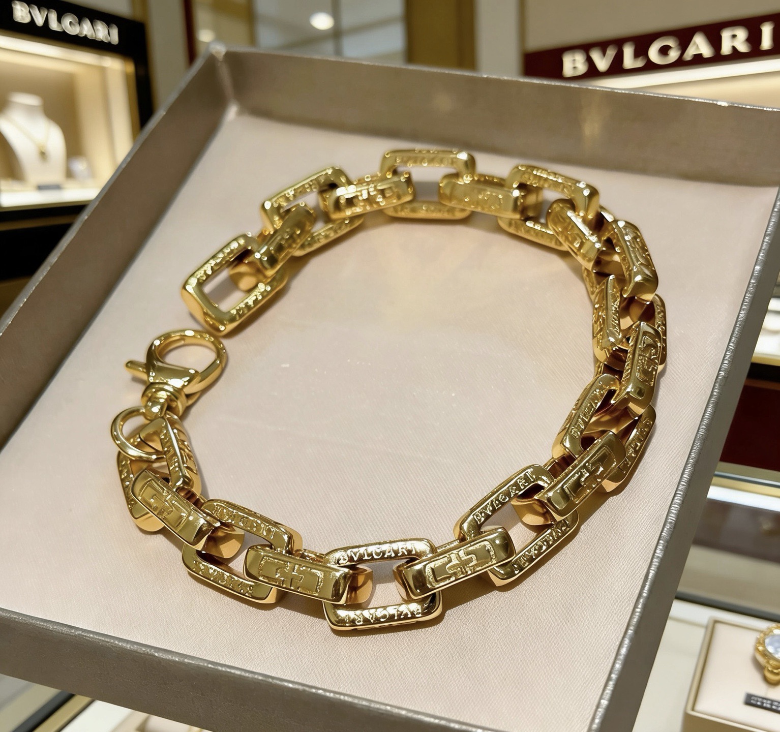 Bvlgari 宝格丽手链V金材质 BVLGARI宝格丽 DIVAS‘ DREAM 系列 品相完美