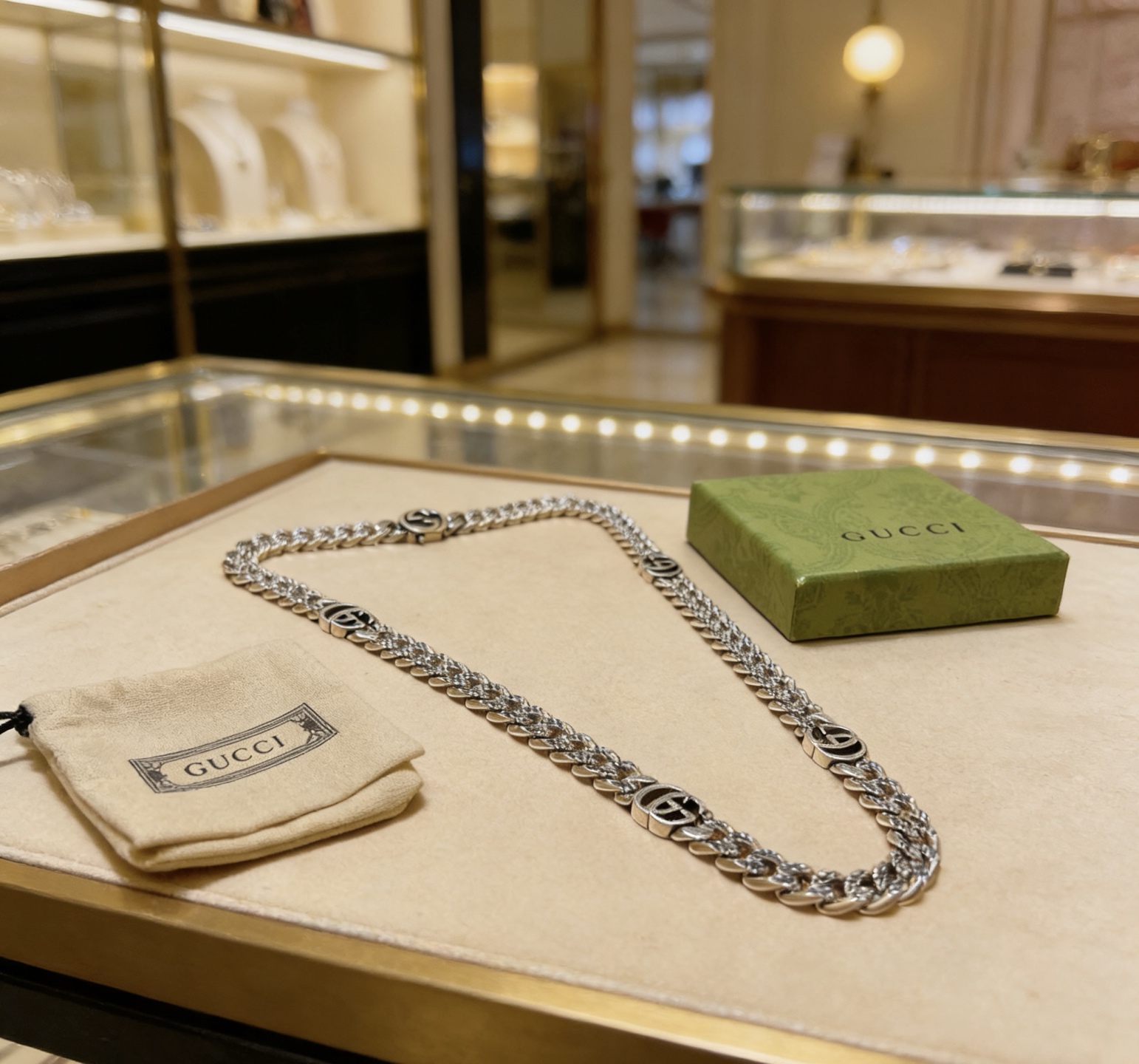 Gucci 古驰套装新品发布 不爆不发 抖音带货 首选 𝐆𝐮𝐜𝐜𝐢古驰项链最新款链条档次更高 Anger Forest系列双g古驰新品艺术风格 项链