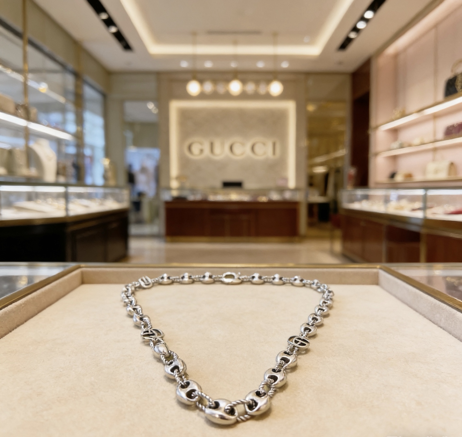 NO:755124,Batch (Luxury Style) Gucci Necklace’s latest chain has a higher grade and is the same style as that of celebrities. It took more than a month to make it. It is meticulously crafted and handmade to create the perfect latest style Anger Forest Series Double G Gucci Necklace. The details are matched with gold processing. The shiny version is not available in the market. This one has been on the market. It is a best-selling model in Gucci. It goes well with trendy clothes, fine jewelry, gucci, necklace, and gold.19860909批 (奢华款)古驰项链最新款链条档次更高明星同款.花了一个多月做出来精工细致纯手工打造完美的最新款式 Anger Forest系列双G古驰项链 细节对版黄金处理 非市面亮面版型 这款一直在出 古驰里面热卖款 非常好搭配潮流衣服,饰品精品,gucci,necklace,gold,Jewelry