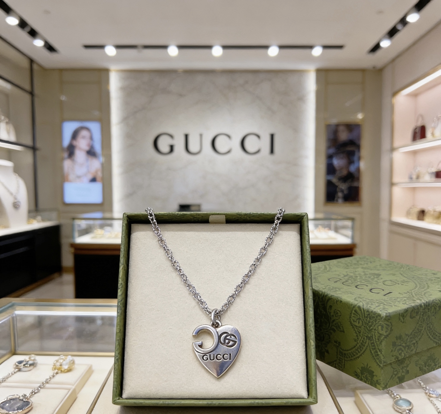 Gucci 古驰套装新品发布 不爆不发 抖音带货 首选 𝐆𝐮𝐜𝐜𝐢古驰项链最新款链条档次更高 Anger Forest系列双g古驰新品艺术风格 项链