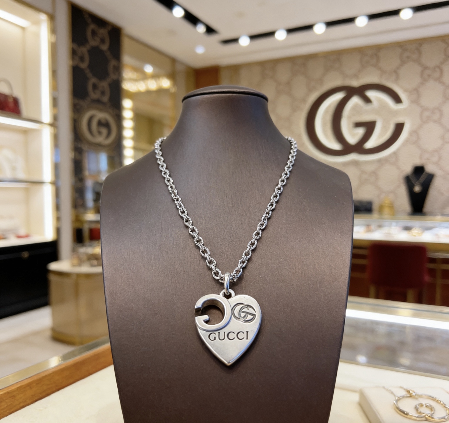 Gucci 古驰套装新品发布 不爆不发 抖音带货 首选 𝐆𝐮𝐜𝐜𝐢古驰项链最新款链条档次更高 Anger Forest系列双g古驰新品艺术风格 项链