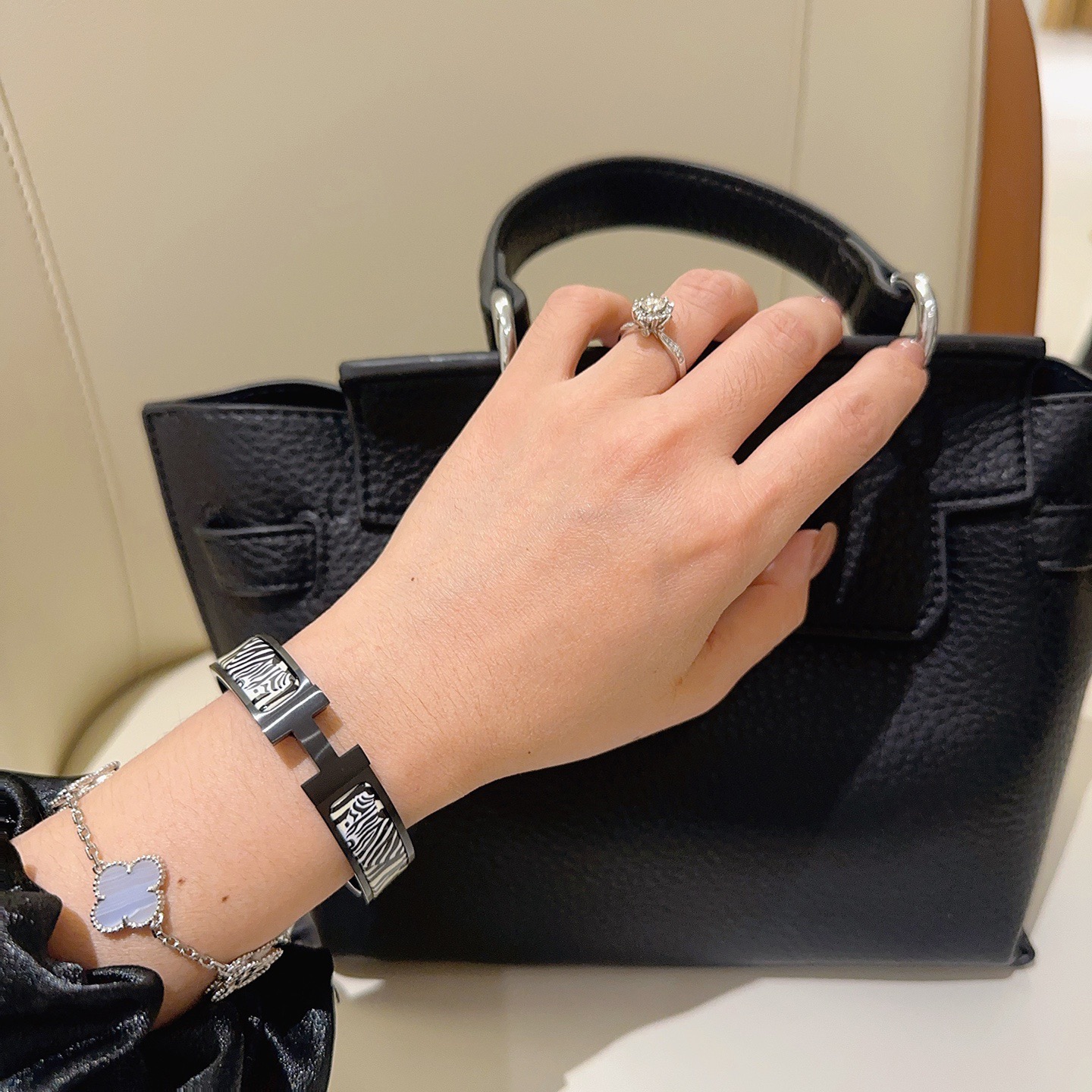 Bracelet Hermes Clic Clac H Zebra métal noir et émail zèbre noir et blanc 17