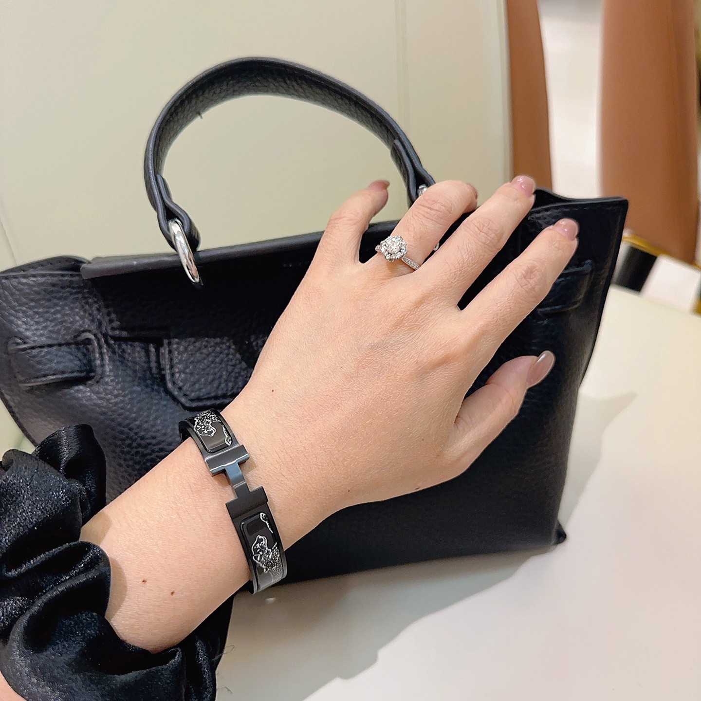 Bracciale Hermes Clic Clac H Cheval Deco smalto nero con hardware in metallo color argento dettagli decorativi equini argento 17