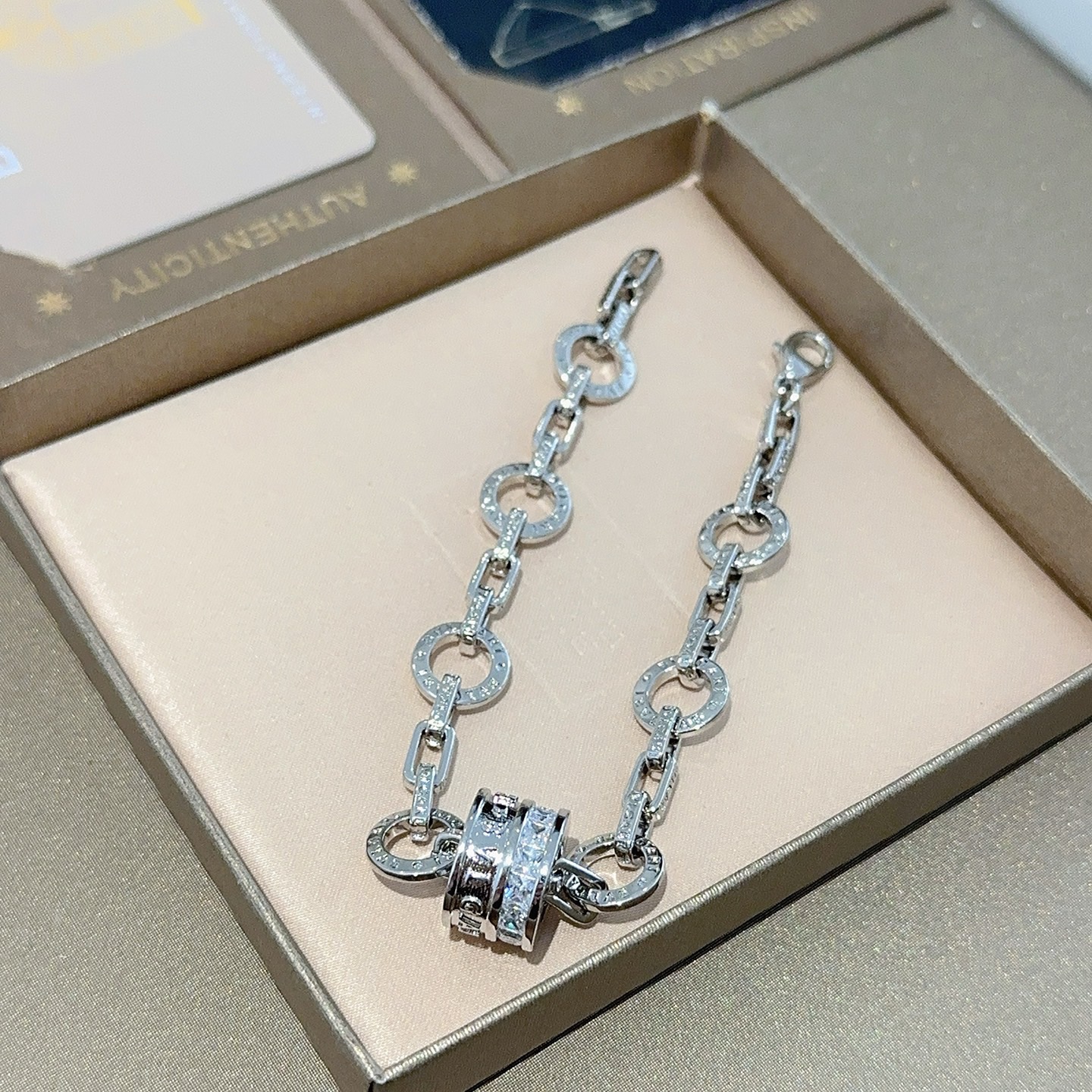 Bvlgari 满钻镶嵌宝格丽手链V金材质 BVLGARI宝格丽 DIVAS‘ DREAM 系列 品相完美