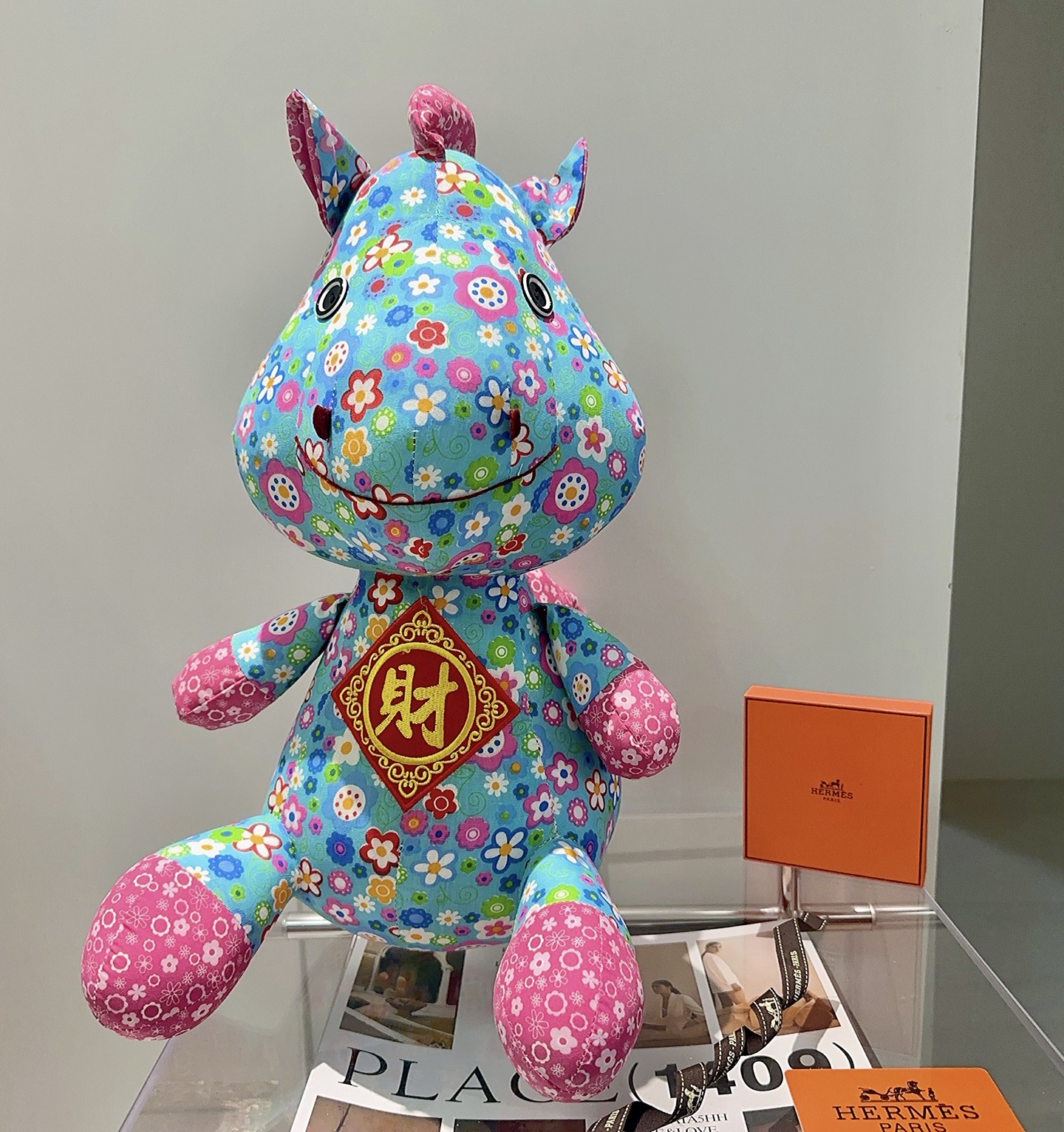 NO:763418,Batch. New hot products for the Year of the Horse are coming. Hermès official website debuts new dolls for exclusive high-quality sale. New products for export to France are released. A classic horse doll from Hermès. Purely hand-made. The texture and fullness are all in place. Not much in stock, so slow hands. Super cute. Looking forward to my horse. Put it in the car and put it at home. Full of high-end feeling. 45cm size, original Hermès label, boutique jewelry, hermes19860909批. 马年爆款来袭 爱马仕官网首发新品玩偶独家高品质发售 出口法国订单新品发布 ,爱马仕的一款经典马公仔 纯手工制作工艺 质感 饱满度全部到位 现货不多,手慢无 超级可爱的 期待我的马.放车里放家里高级感满满 45cm的尺寸,原单爱马仕标签,饰品精品,hermes,Jewelry