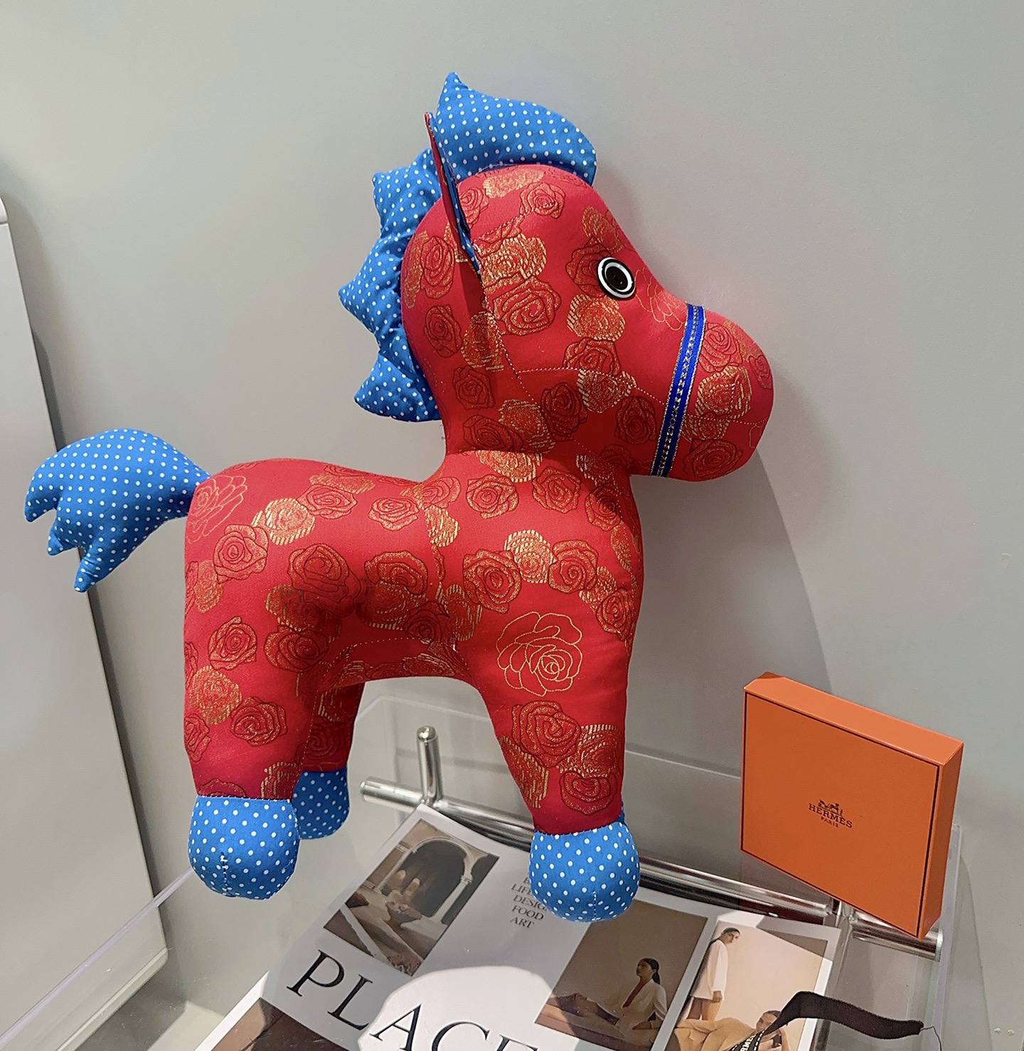 NO:763423,Batch. New hot products for the Year of the Horse are coming. Hermès official website debuts new dolls for exclusive high-quality sale. New products exported to French orders are released. A classic horse doll from Hermès. Purely handmade. The texture and fullness are all in place. Not much in stock, so slow hands. Super cute. Looking forward to my horse. Put it in the car and put it at home. Full of high-end feeling. 35cm size, original Hermès label, boutique jewelry, hermes19860909批. 马年爆款来袭 爱马仕官网首发新品玩偶独家高品质发售 出口法国订单新品发布 ,爱马仕的一款经典马公仔 纯手工制作工艺 质感 饱满度全部到位 现货不多,手慢无 超级可爱的 期待我的马.放车里放家里高级感满满 35cm的尺寸,原单爱马仕标签,饰品精品,hermes,Jewelry