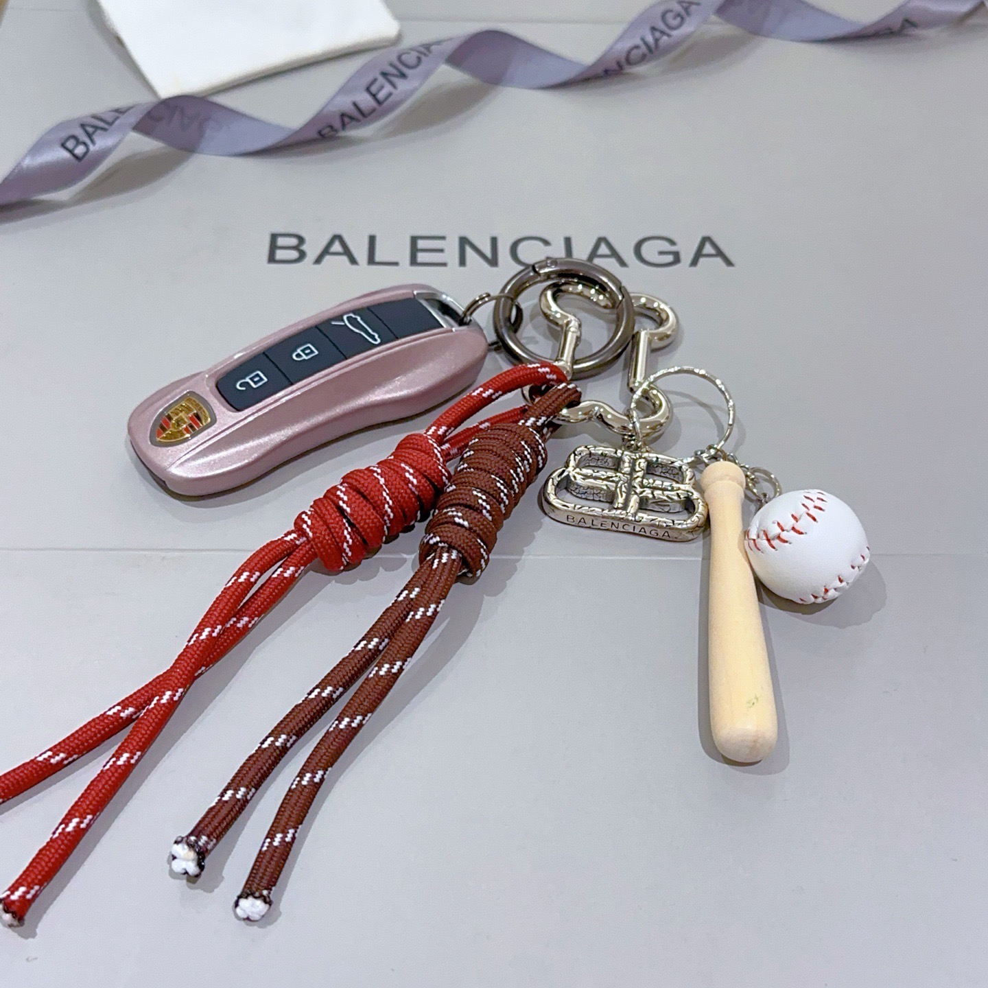 NO:763440,The first batch of new products released Balenciaga bag charm keychain Balenciaga keychain The latest bag charms are of a higher grade and are the same style as celebrities Classic co-branded design concept keychain series The details are distressed and not available in the market Glossy version This one has been on the market. The best-selling model in Balenciaga. Very good match with trendy backpacks, jewelry boutiques, balenciaga, backpacks, keychain19860909批新品发布 巴黎世家包包挂饰钥匙扣 巴黎世家钥匙扣 最新款包包挂饰档次更高明星同款 经典款联名设计理念钥匙扣系列 细节对版做旧处理 非市面亮面版型 这款一直在出 巴黎世家里面热卖款 非常好搭配潮流背包,饰品精品,balenciaga,backpacks,keychain,Jewelry