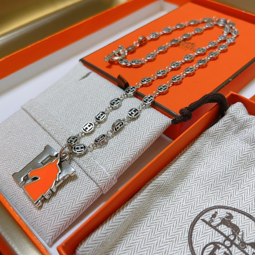 Hermes H Horse Head Pendant Farandole Chain Toggle Necklace collier Métal argenté avec détail tête de cheval en émail orange vif 60 cm