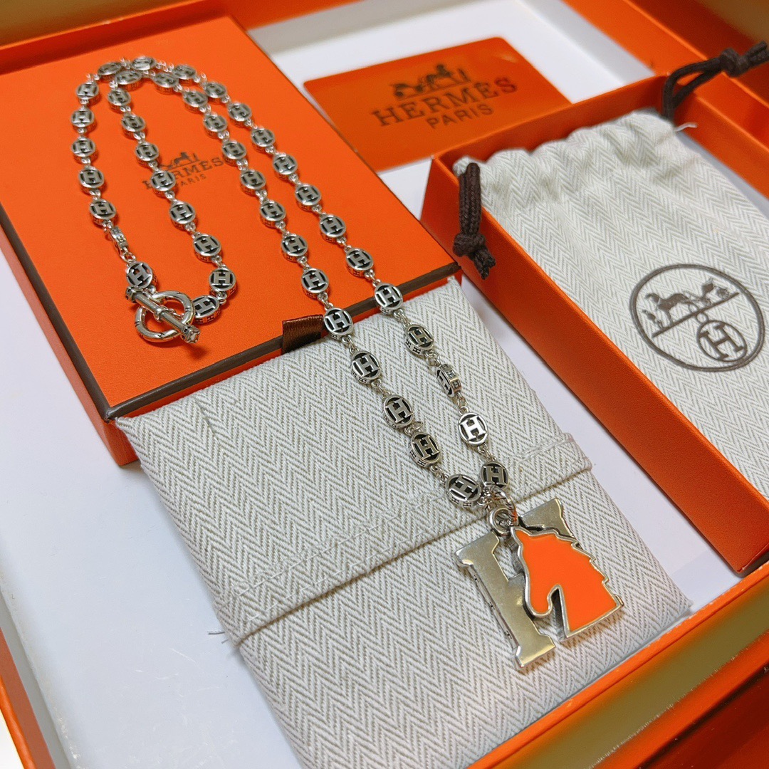 Hermes H Horse Head Pendant Farandole Chain Toggle Necklace collier Métal argenté avec détail tête de cheval en émail orange vif 60 cm