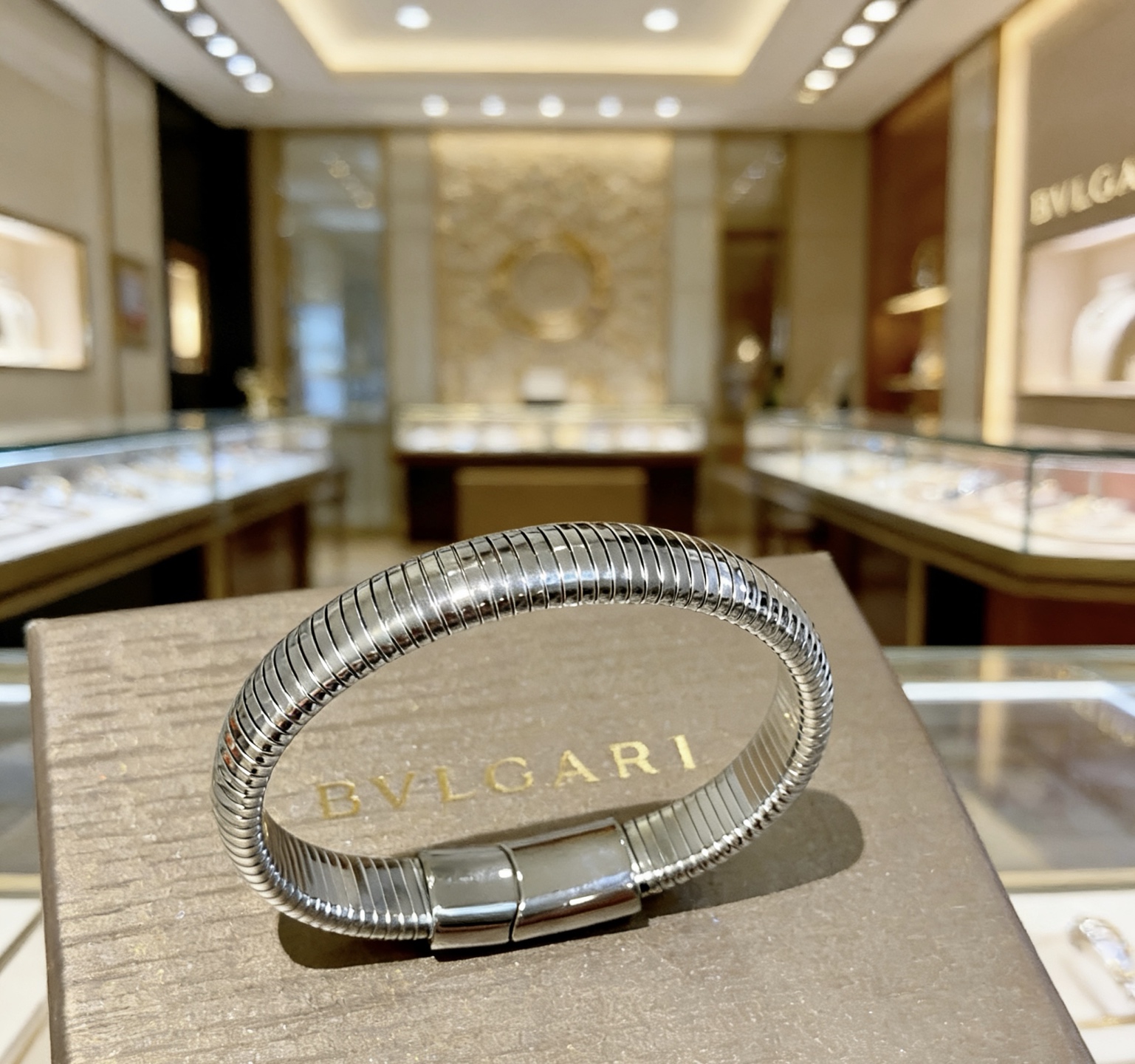 NO:763456,Batch. Bvlgari bracelet made of V gold. BVLGARI DIVAS’ DREAM series. The appearance is perfect, the details are invincible, the unique color is completely impeccable, and it is decorated with a classic ring shape design. It is simple yet elegant and eye-catching. The V gold pure handmade combination is more elegant and elegant. The same style for men and women, fine jewelry, bottega veneta, bvlgari, bvlgari, bracelet19860909批.宝格丽手链V金材质 BVLGARI宝格丽 DIVAS‘ DREAM 系列 品相完美,细节无敌,那种独特的色泽完全无可挑剔,再缀以经典指环外形设计,简约之余却又优雅夺目,V金纯手工的组合更显气色,上手雅致动人.男女同款,饰品精品,bottega veneta,bvlgari,bvlgari,bracelet,Jewelry