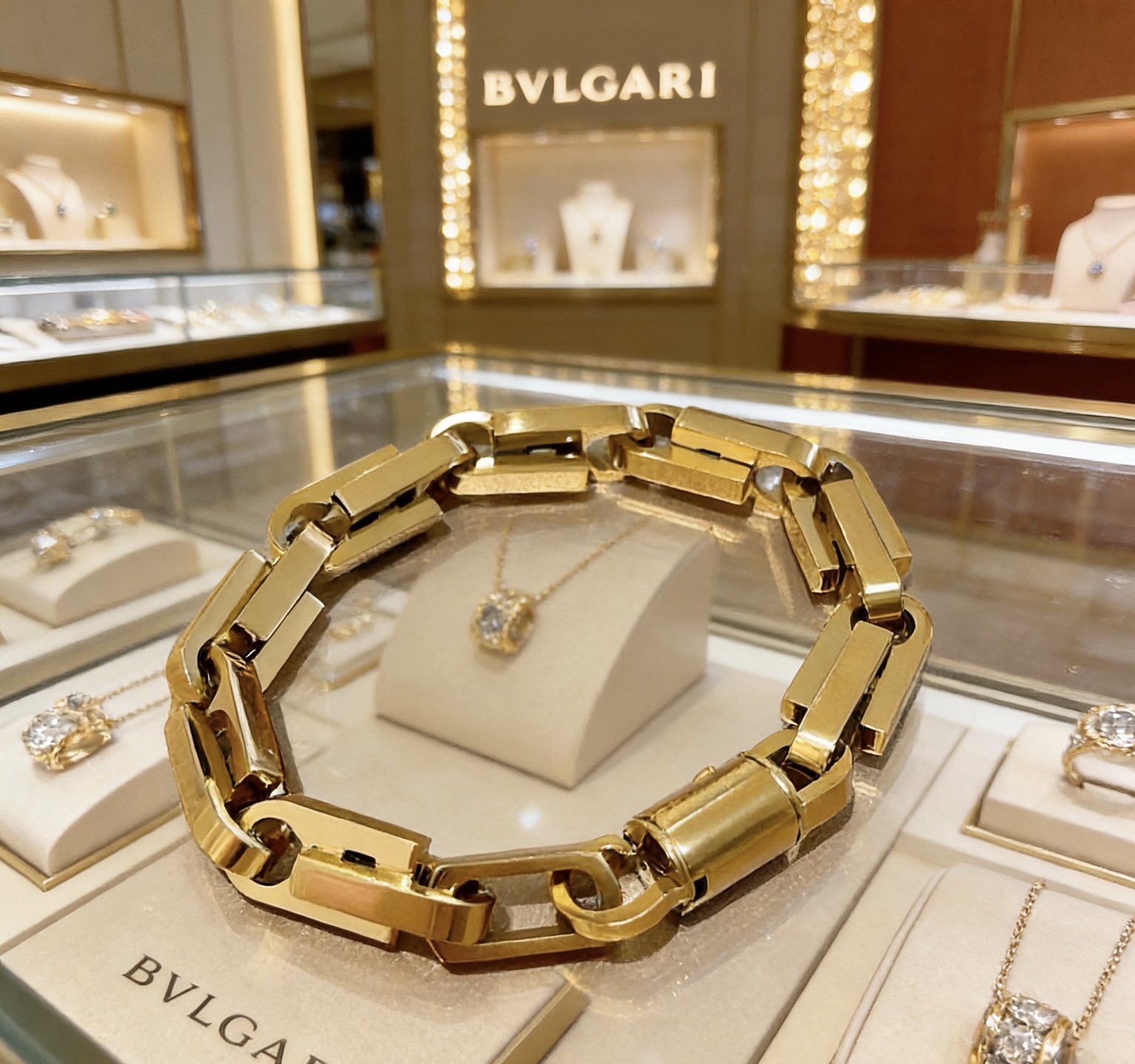 NO:763463,Batch. Bulgari bracelet made of V gold. BVLGARI DIVAS' DREAM series. The appearance is perfect, the details are unparalleled, the unique color is completely impeccable, and it is decorated with a classic ring shape design. It is simple yet elegant and eye-catching. The combination of V gold pure handwork is more elegant and elegant. Guaranteed not to oxidize or fade, high-quality jewelry, bottega veneta, bvlgari, bvlgari, bracelet19860909批.宝格丽手链V金材质 BVLGARI宝格丽 DIVAS‘ DREAM 系列 品相完美,细节无敌,那种独特的色泽完全无可挑剔,再缀以经典指环外形设计,简约之余却又优雅夺目,V金纯手工的组合更显气色,上手雅致动人.不氧化不退色保证,饰品精品,bottega veneta,bvlgari,bvlgari,bracelet,Jewelry