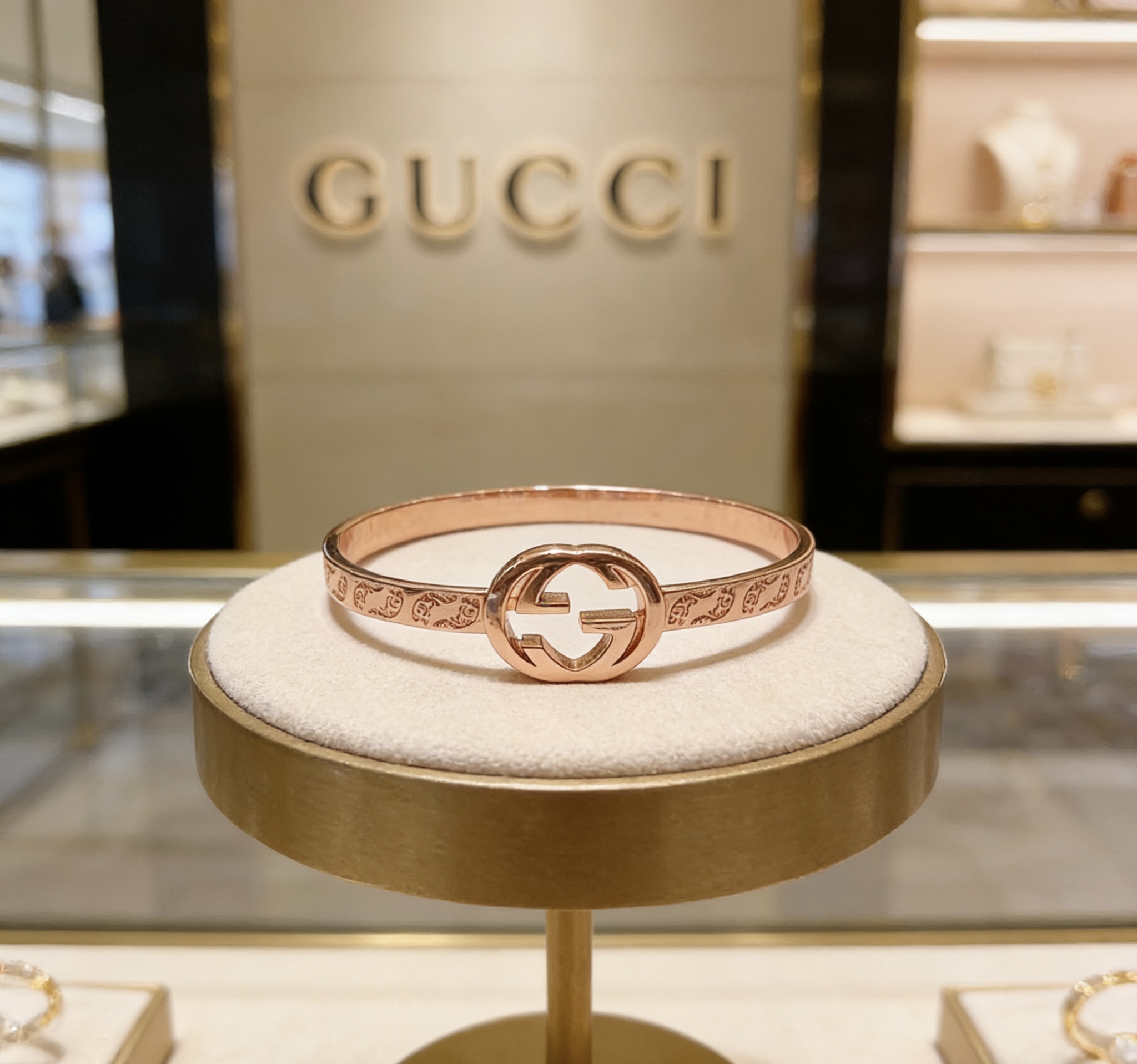 NO:763475,Batch. Gucci bracelets are handmade. The latest bracelets are of higher quality. The same style as the Anger Forest series, double G classic series, non-fading Gucci bracelets. The details are distressed. The shiny version is not available in the market. This one has been on the market. It is a best-selling model in Gucci. It goes well with trendy clothes, fine jewelry, gucci, and bracelets.19860909批.古驰手镯手环纯手工打造最新款手镯档次更高明星同款Anger Forest系列双G经典款系列不退色古驰手环 细节对版做旧处理 非市面亮面版型 这款一直在出 古驰里面热卖款 非常好搭配潮流衣服,饰品精品,gucci,bracelet,Jewelry