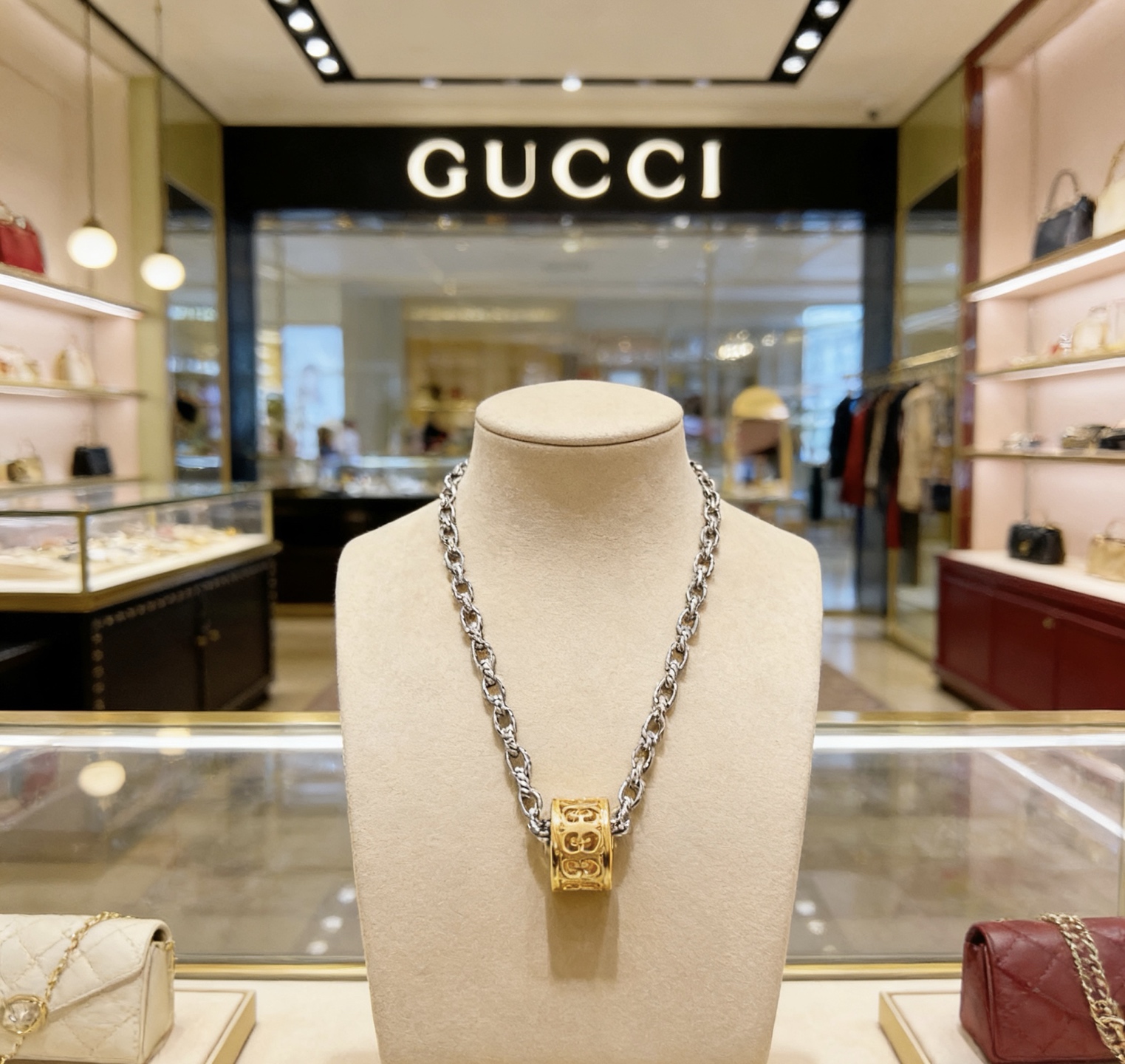 NO:763488,Batch Gucci necklace’s latest chain is of higher quality, the same style as the Anger Forest series double G Gucci necklace for celebrities. Gucci classic retro necklace. European and American trend style. The details are distressed. Non-market glossy version. This one has been on the market. It is a best-selling model in Gucci. It is very good to match trendy clothes, fine jewelry, gucci, necklace.19860909批 古驰项链最新款链条档次更高明星同款Anger Forest系列双G古驰项链 古驰经典复古项链 欧美潮流风 细节对版做旧处理 非市面亮面版型 这款一直在出 古驰里面热卖款 非常好搭配潮流衣服,饰品精品,gucci,necklace,Jewelry