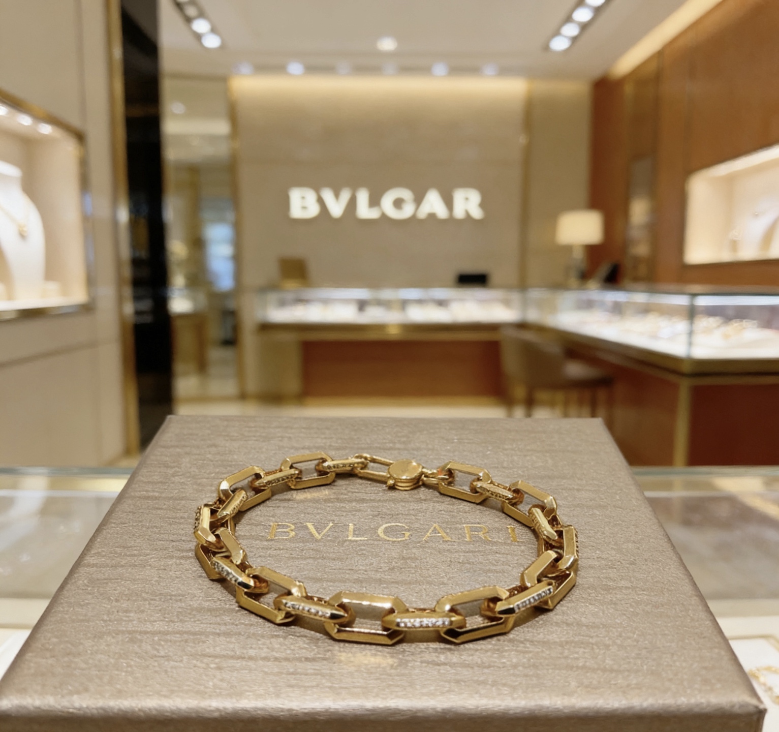 NO:763476,Batch. Bulgari bracelet made of V gold. BVLGARI DIVAS' DREAM series. The appearance is perfect, the details are unparalleled, the unique color is completely impeccable, and it is decorated with a classic ring shape design. It is simple yet elegant and eye-catching. The combination of V gold pure handwork is more elegant and elegant. Guaranteed not to oxidize or fade, high-quality jewelry, bottega veneta, bvlgari, bvlgari, bracelet19860909批.宝格丽手链V金材质 BVLGARI宝格丽 DIVAS‘ DREAM 系列 品相完美,细节无敌,那种独特的色泽完全无可挑剔,再缀以经典指环外形设计,简约之余却又优雅夺目,V金纯手工的组合更显气色,上手雅致动人.不氧化不退色保证,饰品精品,bottega veneta,bvlgari,bvlgari,bracelet,Jewelry