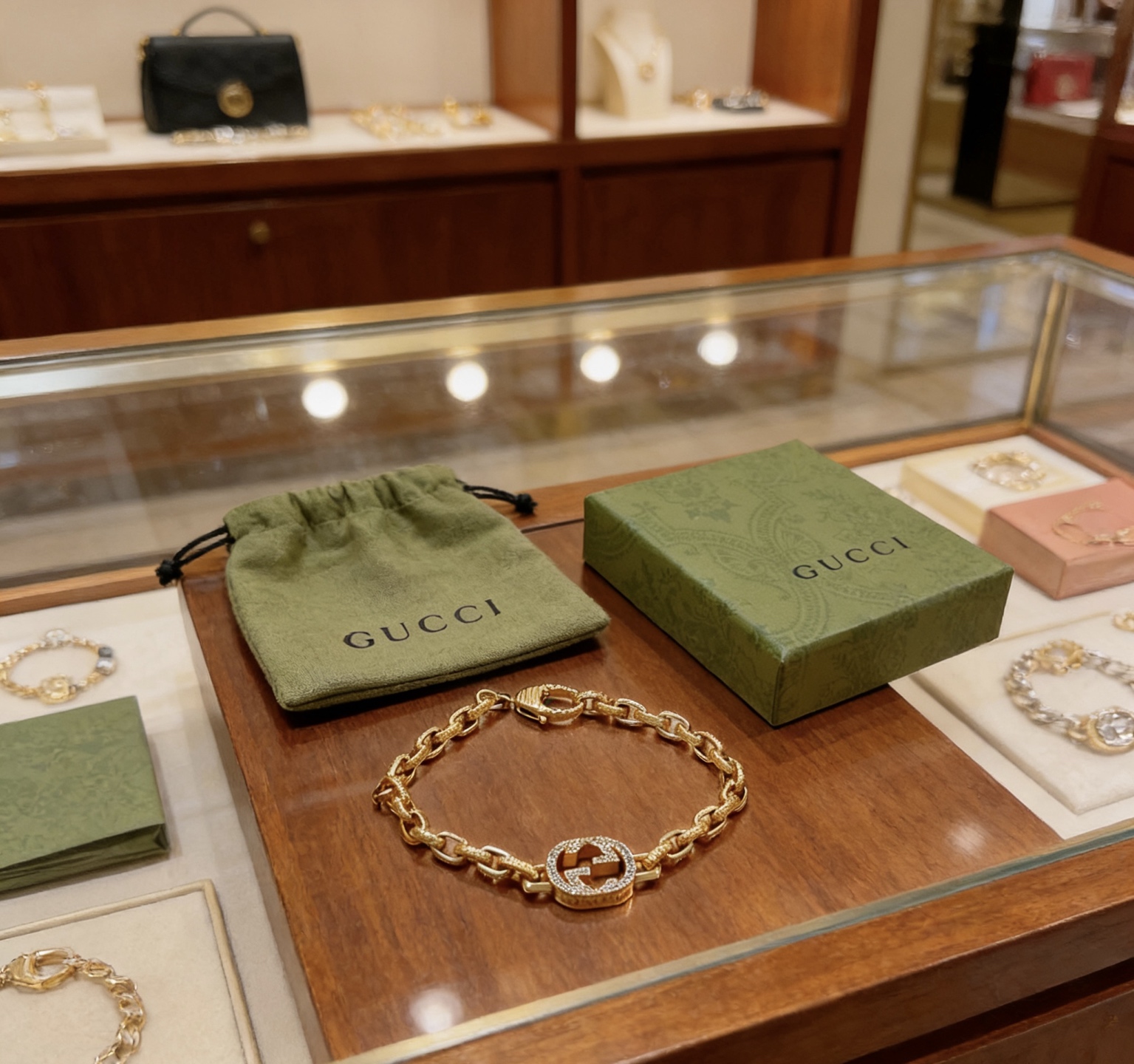 NO:763501,Batch. So handsome. The latest gold luxury version bracelet. Exclusive high quality Gucci Gucci bracelet. The latest classic style. Exquisite regardless of style and texture. It is absolutely top-notch. You can understand it at a glance. Super nice. The best choice for matching clothes. The must-have artifact for men and women. The size is 18 to 24 centimeters. Boutique jewelry, gucci, gucci, bracelet, gold.19860909批.太帅啦 最新出炉黄金土豪版手链 独家高品质 Gucci古驰手链最新款的经典款 精致无论款式 质感 都是绝对的顶尖feel 只要看一眼就懂了超 nice 搭配衣服最佳的选择,男女同款必备神器 码数18到24公分,饰品精品,gucci,gucci,bracelet,gold,Jewelry