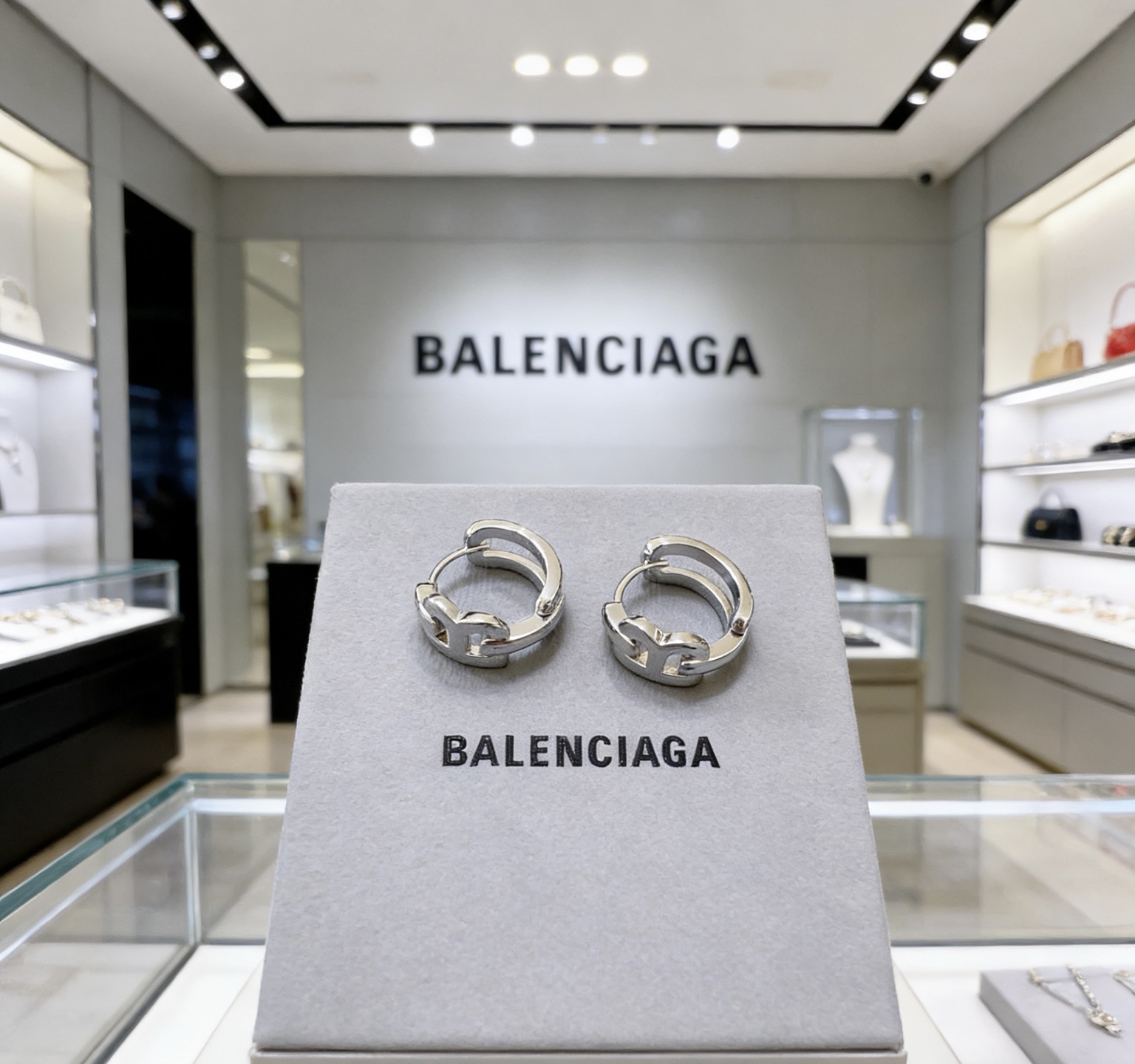 NO:763477,Batch BALENCIAGA Balenciaga earrings, king series, counter synchronization update, simple hoop superimposed shape earrings, classic style matching, full design sense, perfect for matching clothes, jewelry boutique, balenciaga, balenciaga, earrings19860909批 BALENCIAGA 巴黎世家耳钉 王炸系列 专柜同步 更新 简约圈口叠加造型耳环 经典造型搭配 设计感十足 搭配衣服绝绝子,饰品精品,balenciaga,balenciaga,earrings,Jewelry