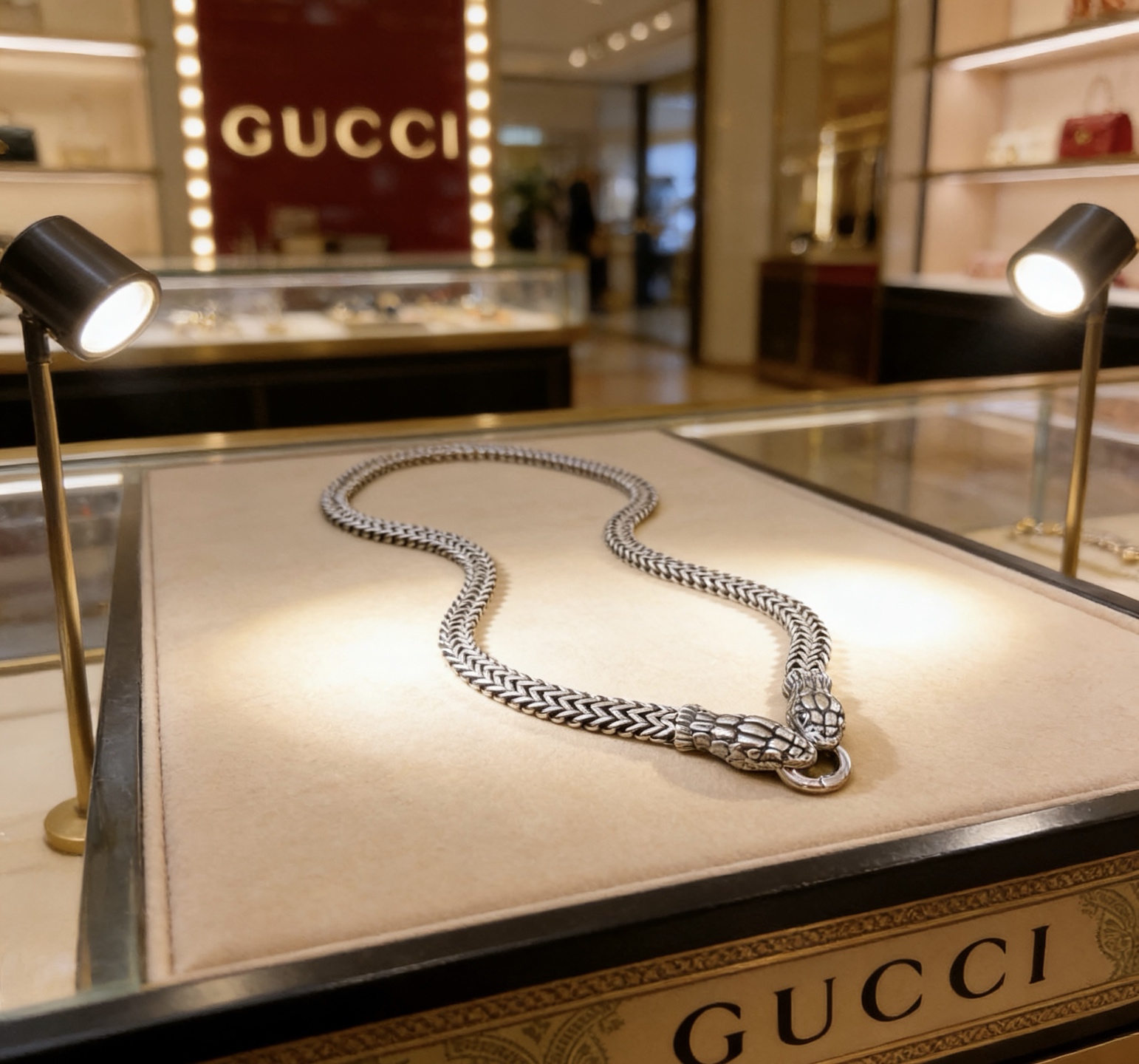 NO:763487,Batch Gucci necklace with double snake heads, the latest chain with a higher grade. The same style as the Anger Forest series double G ring ring for celebrities. Gucci necklace. The details are distressed. The glossy version is not available in the market. This one has been on the market. It is a best-selling model in Gucci. It goes well with trendy clothes, fine jewelry, gucci, necklace, ring.19860909批 古驰项链双蛇头最新款链条档次更高明星同款Anger Forest系列双G戒指环古驰项链 细节对版做旧处理 非市面亮面版型 这款一直在出 古驰里面热卖款 非常好搭配潮流衣服,饰品精品,gucci,necklace,ring,Jewelry