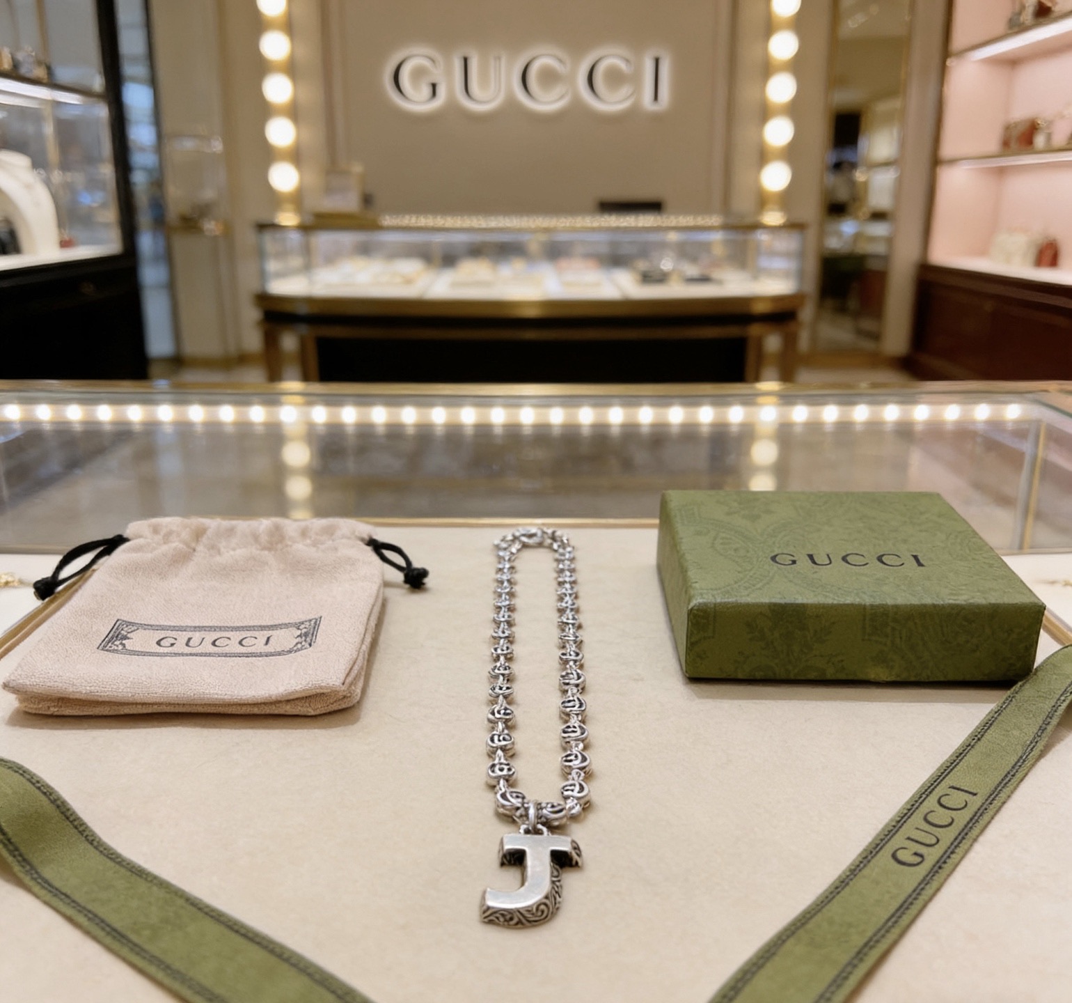 NO:763490,Batch. If it doesn’t explode, it will be updated simultaneously on Gucci’s official website. It is the first choice for Internet celebrities to bring goods on Douyin. The latest chain of Gucci necklace is of higher quality. The same style as the Anger Forest series double G Gucci necklace letter customized necklace for celebrities. The details are distressed and not available in the market. The shiny version. This one has been released. The best-selling model in Gucci. Very easy to match, fine jewelry, gucci, necklace.19860909批. 不爆不发 古驰官网新款同步更新 抖音带货网红首选 古驰项链最新款链条档次更高明星同款Anger Forest系列双g古驰项链字母定制项链 细节对版做旧处理 非市面亮面版型 这款一直在出 古驰里面热卖款 非常好搭配,饰品精品,gucci,necklace,Jewelry