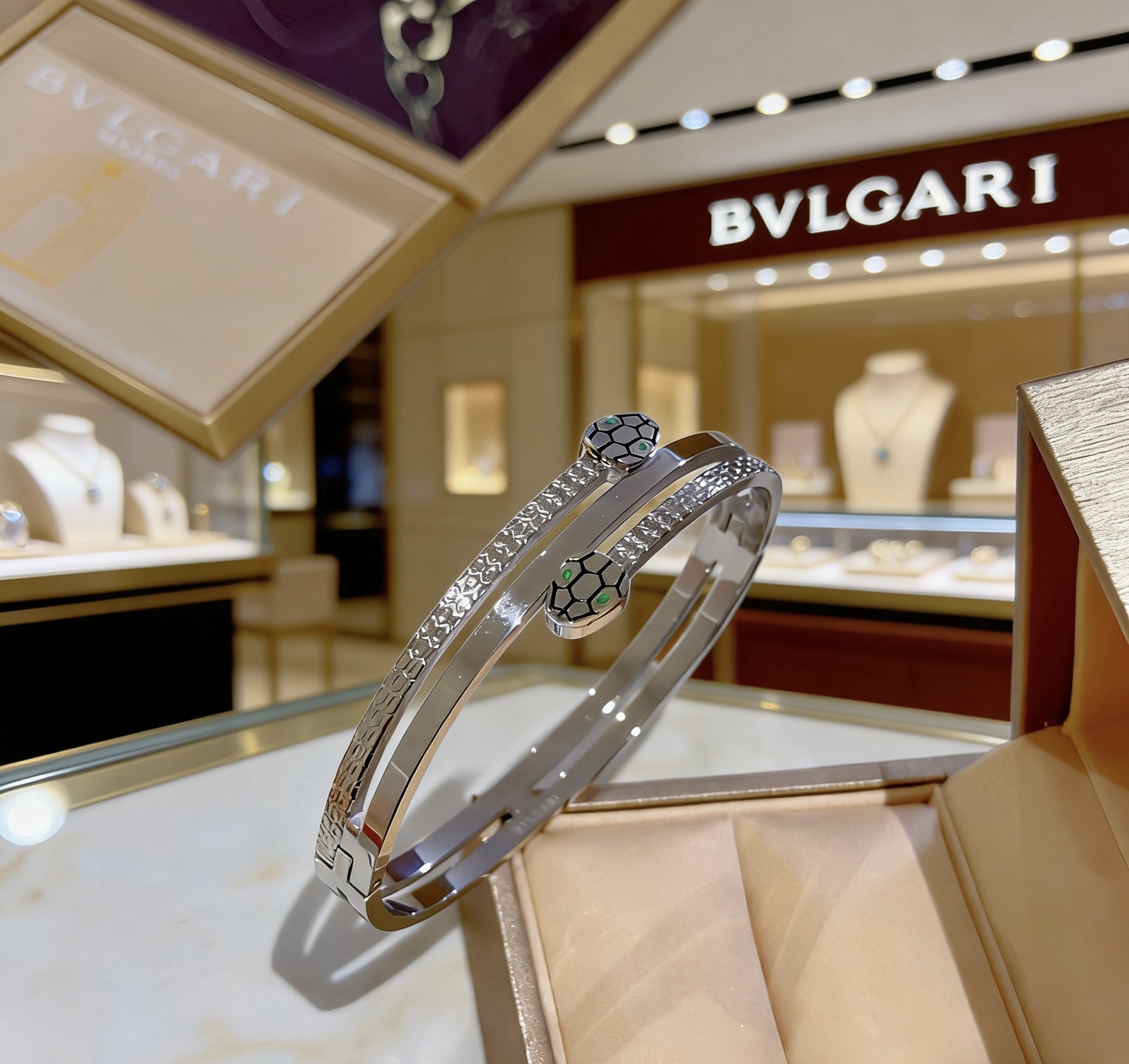 NO:763505,Batch. Bvlgari bracelet Serpenti Viper series snake bone bracelet, made of V gold, perfectly and carefully polished, and perfectly fits the metal edge!  Full of temptation and charming sensibility, the dazzling luxury of diamonds presents unparalleled beauty and power, giving you a new look, interpreting the inherent multi-faceted characteristics of the snake, spreading and bending, showing its elegant and seductive beauty!  ,boutique jewelry,bvlgari,bracelet19860909批.宝格丽手镯Serpenti Viper系列间蛇骨手镯,V金材质 完美精心打磨,与金属边完美契合！充满诱惑和迷人的感性,钻石的璀璨奢华,呈现出中无与伦比的美感与力量,给你一个全新的面貌,诠释灵蛇固有的多面特质,蔓延弯曲,尽显其高雅而极具诱惑的美丽！,饰品精品,bvlgari,bracelet,Jewelry