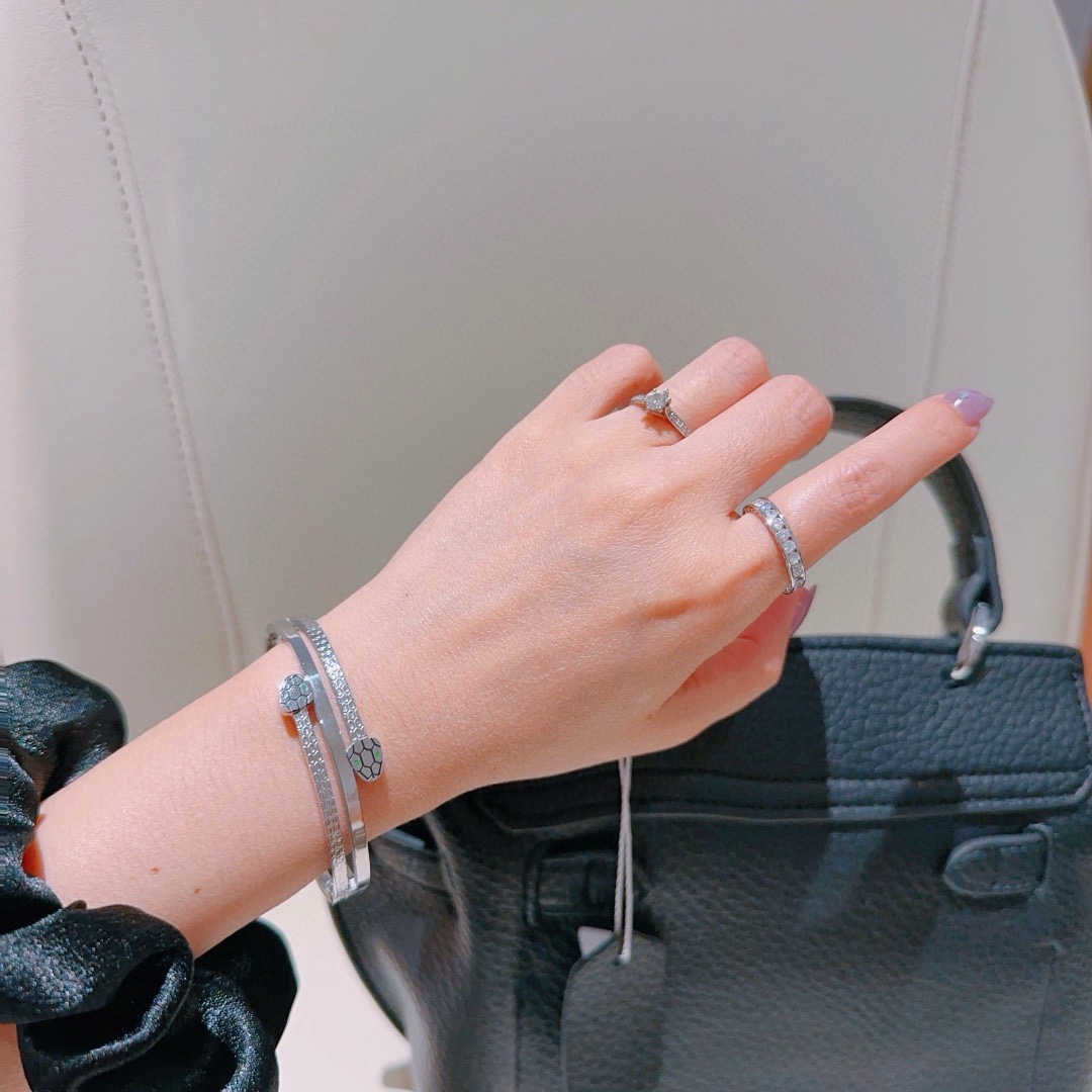 Bvlgari 宝格丽手镯Serpenti Viper系列间蛇骨手镯