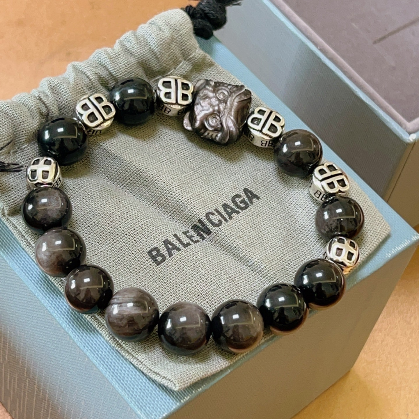 Balenciaga 新品发布会 精工版本天然银曜石巴黎世家手链
