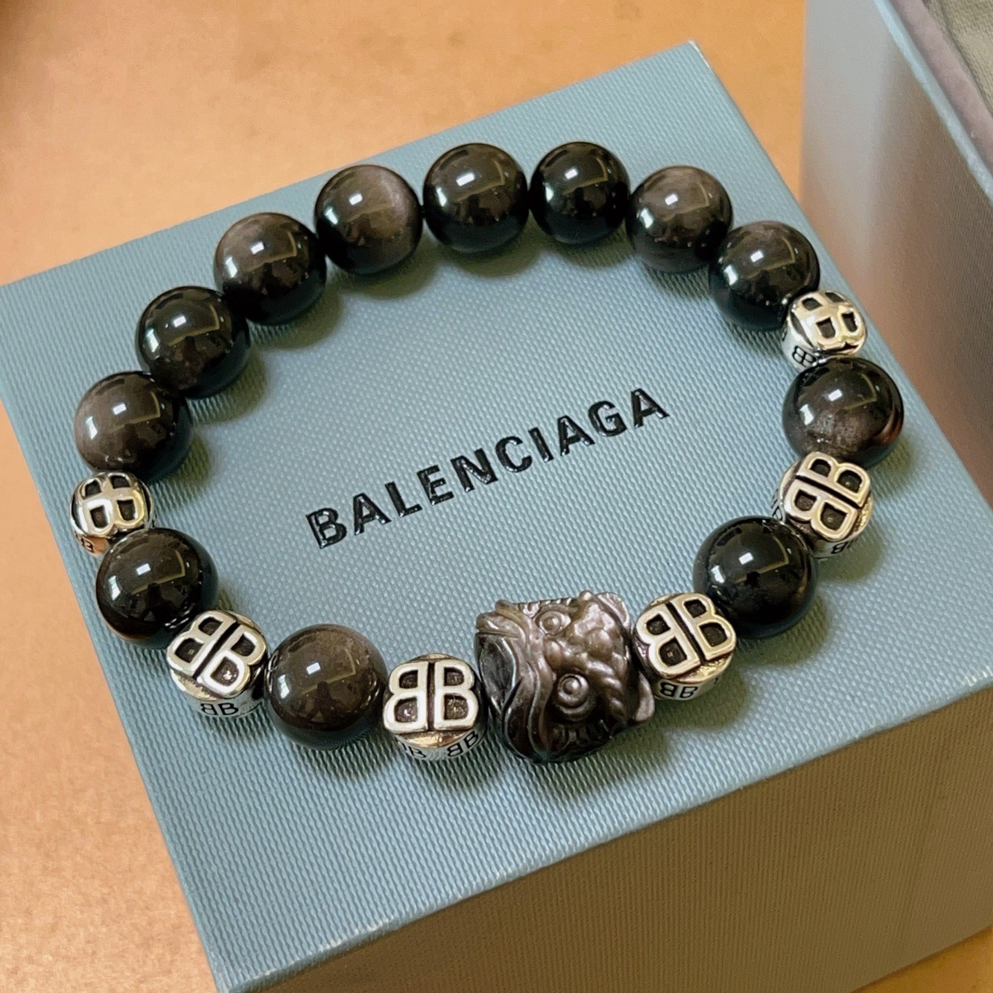 Balenciaga 新品发布会 精工版本天然银曜石巴黎世家手链