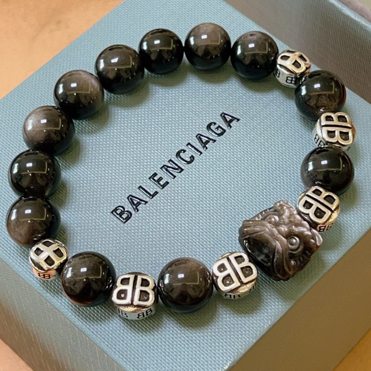 Balenciaga 新品发布会 精工版本天然银曜石巴黎世家手链