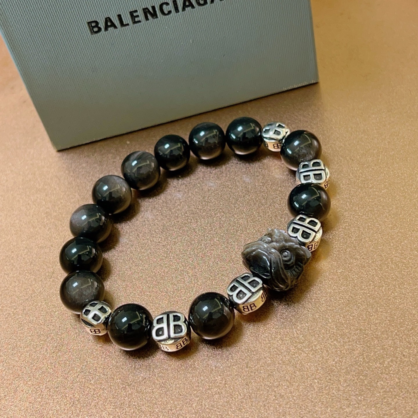 Balenciaga 新品发布会 精工版本天然银曜石巴黎世家手链