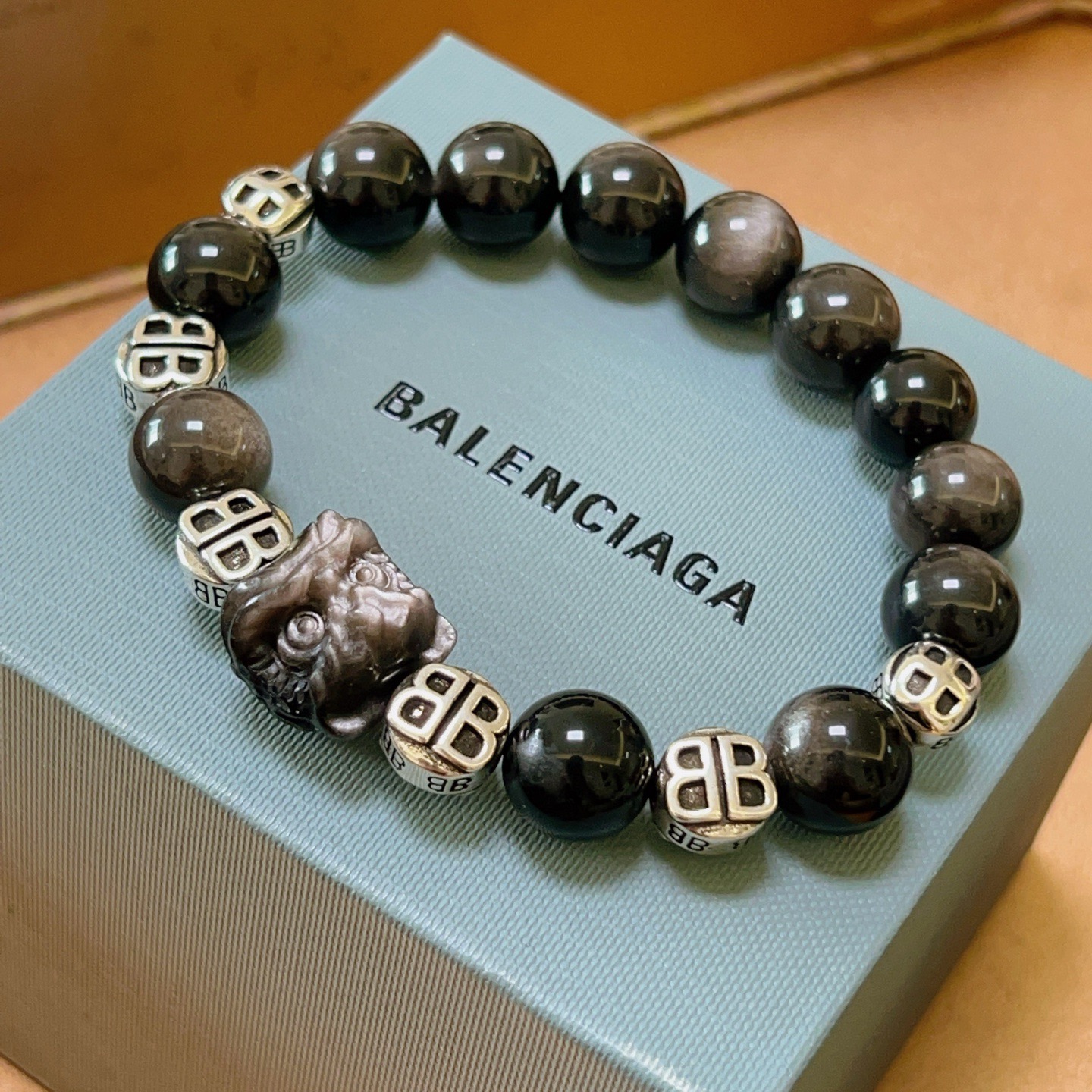 Balenciaga 新品发布会 精工版本天然银曜石巴黎世家手链