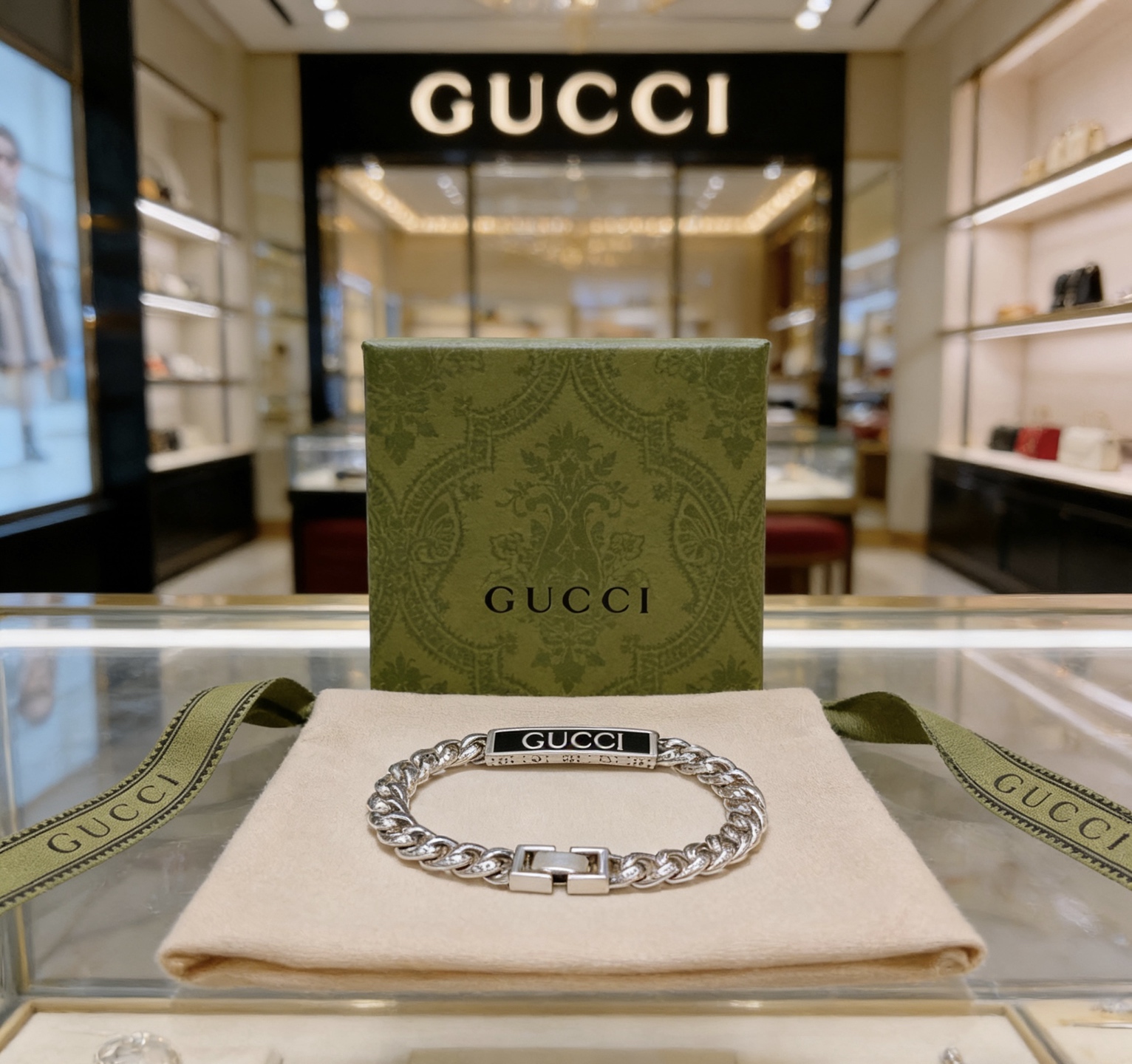 NO:763520,Batch. New Gucci bracelets are released. Gucci Gucci bracelets are the latest classic style. Exquisite regardless of style and texture, they are absolutely top-notch. You can identify the pattern logo chain body at a glance. The original logo is super nice. The best choice for matching clothes, a must-have artifact for men and women. Simple and elegant, low-key and luxurious. Size 16.18. 20.22.24 cm, fine jewelry, gucci, gucci, bracelet19860909批. 古驰新品手链出炉 Gucci古驰手链最新款的经典款 精致无论款式 质感 都是绝对的顶尖feel 只要看一眼就懂了认准花纹logo链身 原版logo 超 nice 搭配衣服最佳的选择,男女同款必备神器 简单又大气,低调显奢华码数16.18. 20.22.24厘米,饰品精品,gucci,gucci,bracelet,Jewelry