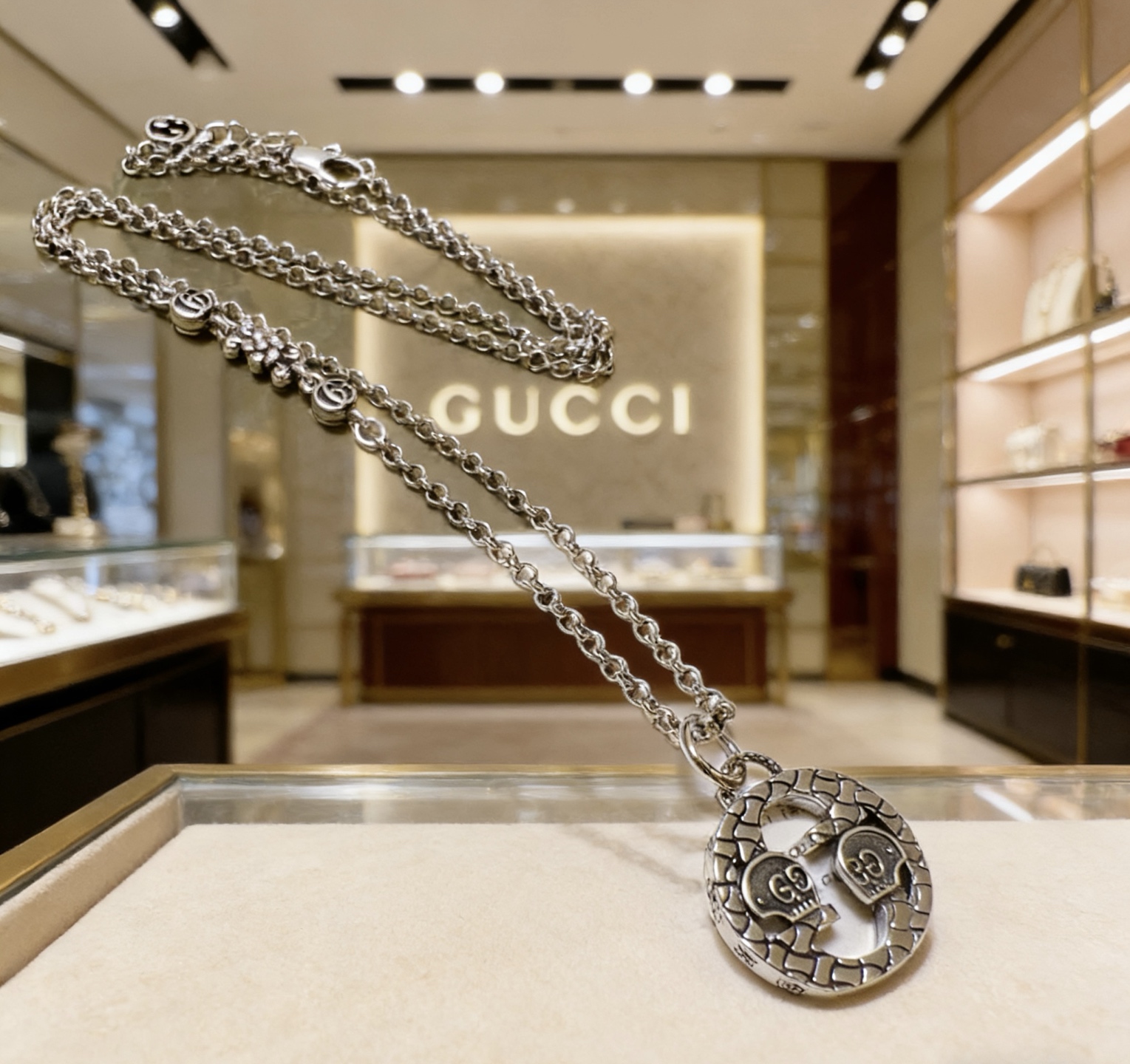 NO:763522,Batch New product releases are not popular until they are released. Douyin is the first choice for Xiaohongshu Internet celebrities. The latest chain of Gucci bracelets is of higher quality. The same Anger Forest series double G design concept retro bracelets for celebrities. It makes high-end clothes more elegant and more brand-like and personalized when going out. The details are retro processed. Non-market glossy version. This one has been released. The best-selling model in Gucci. Very easy to match, fine jewelry, gucci, bracelet.19860909批  新品发布不爆不发 抖音带货小红书网红首选 古驰手链最新款链条档次更高明星同款Anger Forest系列双g设计理念复古手链 让高档的衣服搭配更有气质 出去更有牌面和个性 细节对版复古处理 非市面亮面版型 这款一直在出 古驰里面热卖款 非常好搭配,饰品精品,gucci,bracelet,Jewelry