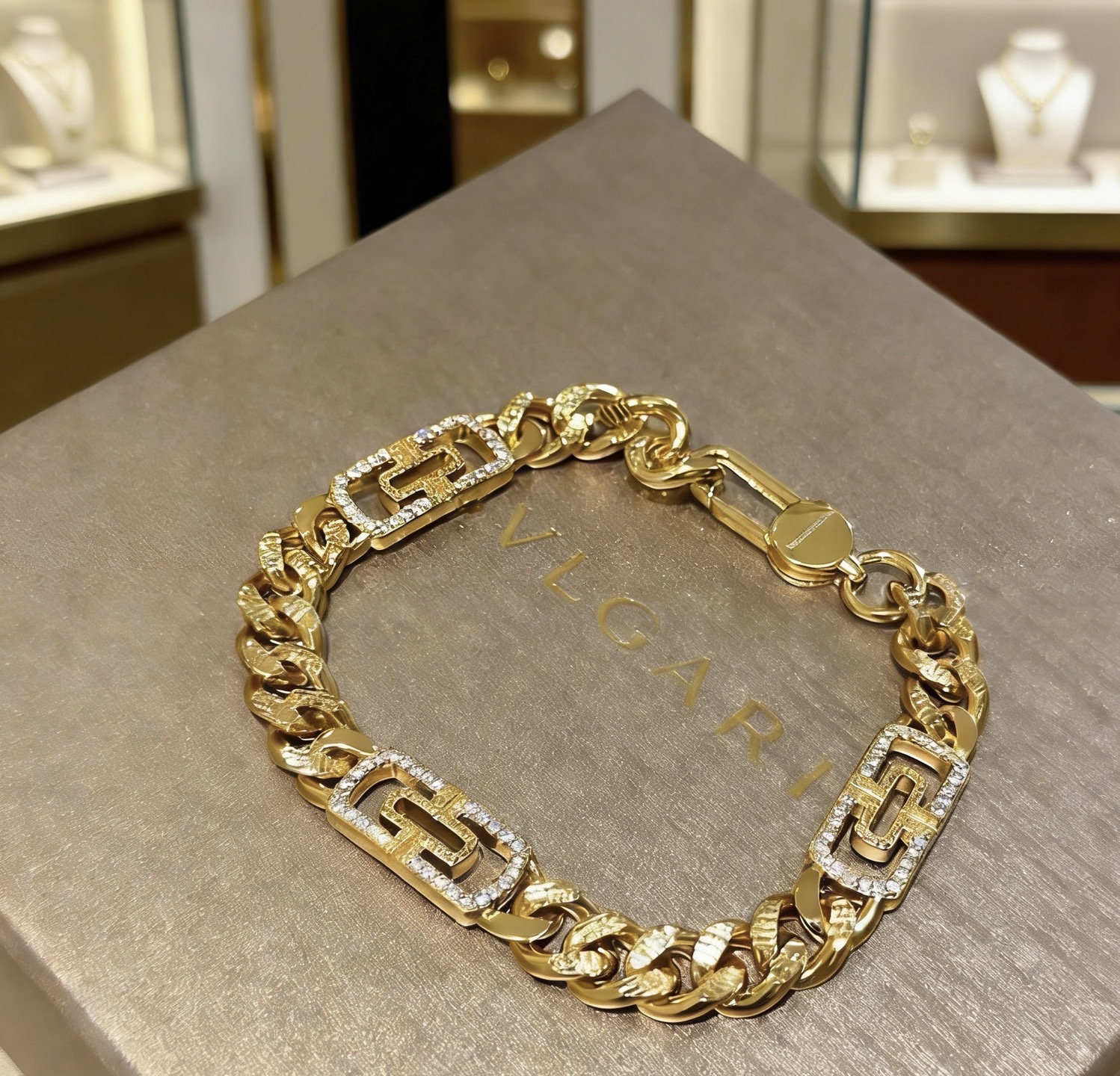 NO:763504,Batch. BVLGARI Bracelet V gold material BVLGARI DIVAS' DREAM series The appearance is perfect, the details are invincible, the unique color is completely impeccable, and it is decorated with a classic ring shape design, which is simple yet elegant and eye-catching. The pure handmade combination of V gold is more elegant and elegant. Same style for men and women. Bvlgari bracelet size: 18 20 22 24 cm, fine jewelry, Bottega  veneta,bvlgari,bvlgari,bracelet19860909批.宝格丽手链V金材质 BVLGARI宝格丽 DIVAS‘ DREAM 系列 品相完美,细节无敌,那种独特的色泽完全无可挑剔,再缀以经典指环外形设计,简约之余却又优雅夺目,V金纯手工的组合更显气色,上手雅致动人.男女同款 宝格丽手链尺寸:18 20 22 24厘米,饰品精品,bottega veneta,bvlgari,bvlgari,bracelet,Jewelry