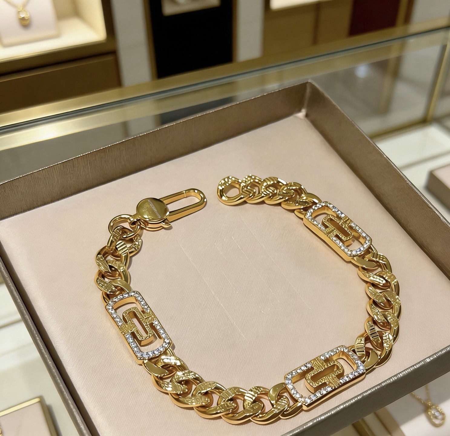 Bvlgari 宝格丽手链V金材质 BVLGARI宝格丽 DIVAS‘ DREAM 系列 品相完美