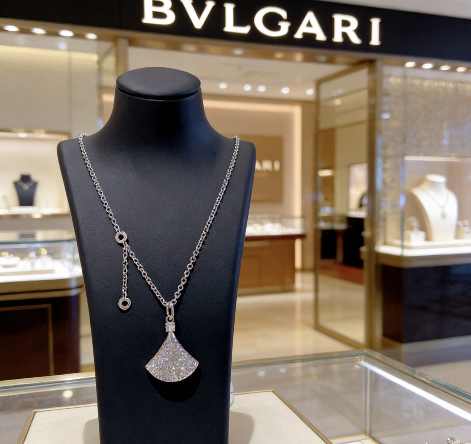 NO:763515,Batch. Bvlgari necklace made of V gold. BVLGARI DIVAS’ DREAM series. Perfect appearance, incomparable details. The unique color is completely impeccable. It is decorated with a classic ring shape design. It is simple yet elegant and eye-catching. The combination of platinum is more elegant and elegant. Same style for men and women. Bvlgari necklaces, jewelry boutiques, bottega veneta, bvlgari, bvlgari, necklace19860909批.宝格丽项链V金材质.BVLGARI宝格丽 DIVAS‘ DREAM 系列 品相完美,细节无敌,那种独特的色泽完全无可挑剔,再缀以经典指环外形设计,简约之余却又优雅夺目,铂金的组合更显气色,上身雅致动人.男女同款 宝格丽项链,饰品精品,bottega veneta,bvlgari,bvlgari,necklace,Jewelry