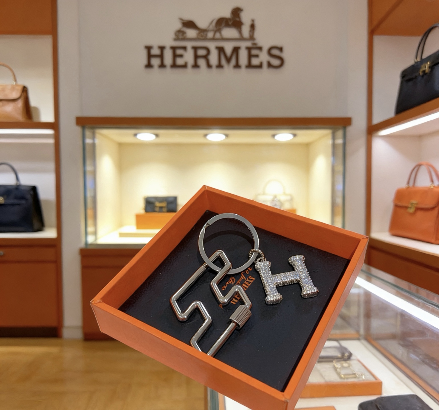 NO:763525,Batch. New Hermes Hermes keychain keychain thickened version Platinum version. High-end Seiko version [color][color] Many Internet celebrities have the same style. Hermes pendant keychain is a test of the master's craftsmanship. It is not easy to ensure that every detail is in place [color][color] High-end customization. Same style for men and women. Hermès is popular. 1:1 super refined like stars. The same K gold texture, crafted with high-end precision craftsmanship.  The car keychain is really awesome, fine jewelry, hermes, hermes, keychain19860909批.新款Hermes爱马仕钥匙扣钥匙扣加厚版 铂金版.高级精工版[色][色]众多网红同款 爱马仕挂饰钥匙扣太考验师傅的手艺了 要确保每个细节都到位不简单[色][色] 高端定制 男女同款 爱马仕火爆 1:1超精赞明星 同款 k金质感,精工高端工艺打造出炉. 车钥匙扣上真的赞爆,饰品精品,hermes,hermes,keychain,Jewelry